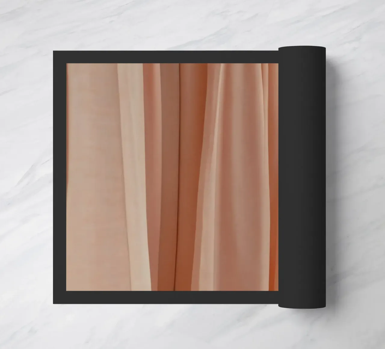 Zachte perzikkleurige stof drapeert elegant in natuurlijk licht deurmat van DesignDoodle