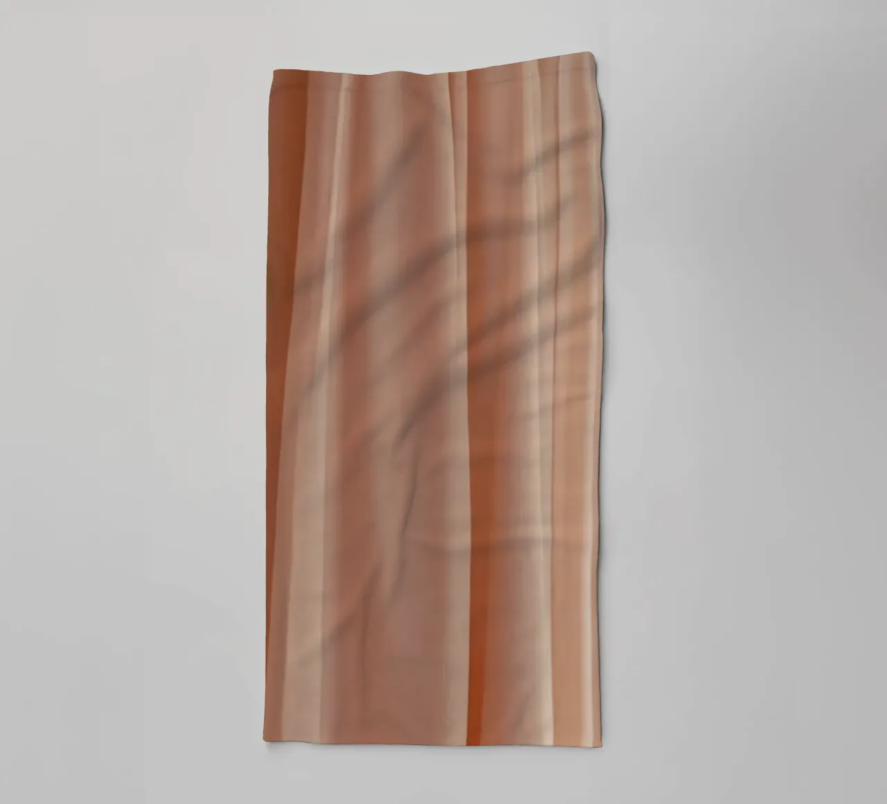 Zachte perzikkleurige stof drapeert elegant in natuurlijk licht badhanddoek van DesignDoodle