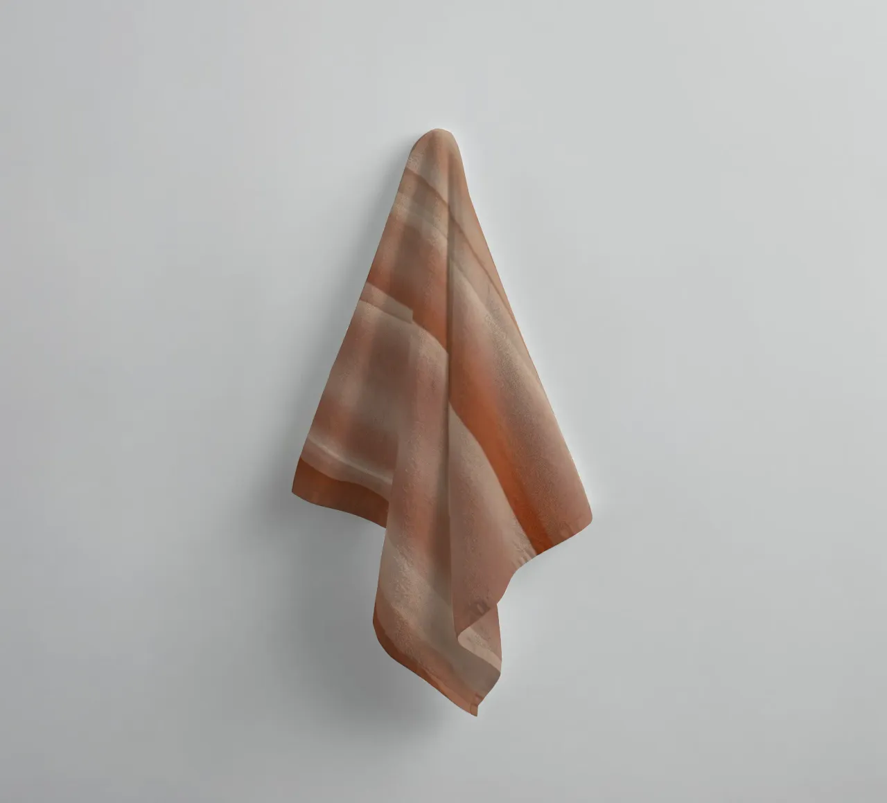 Zachte perzikkleurige stof drapeert elegant in natuurlijk licht badhanddoek van DesignDoodle
