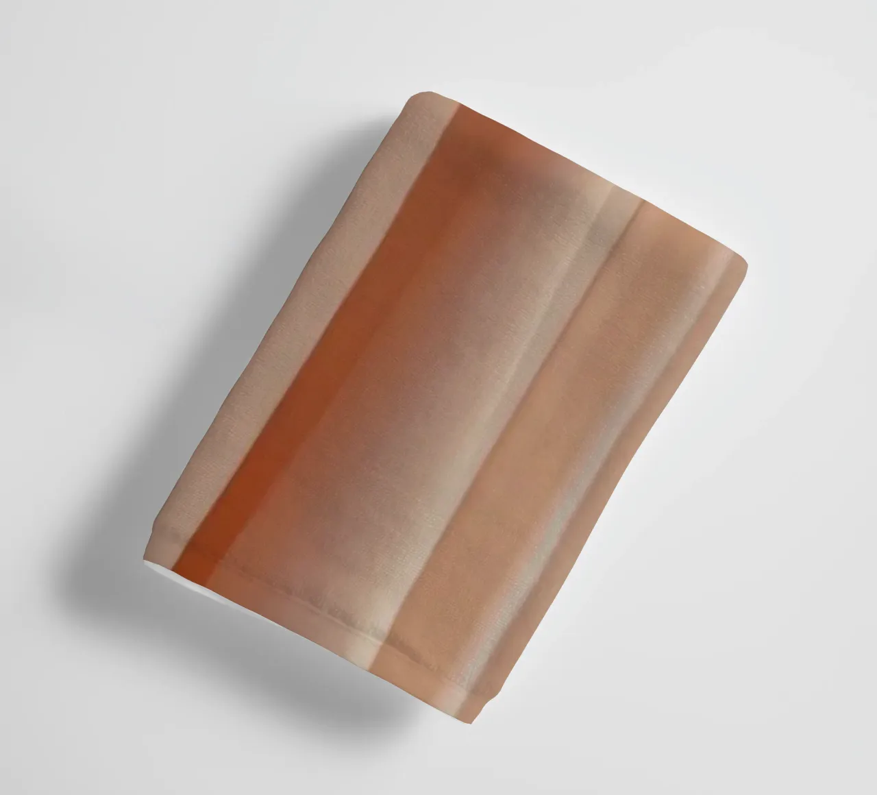Zachte perzikkleurige stof drapeert elegant in natuurlijk licht badhanddoek van DesignDoodle