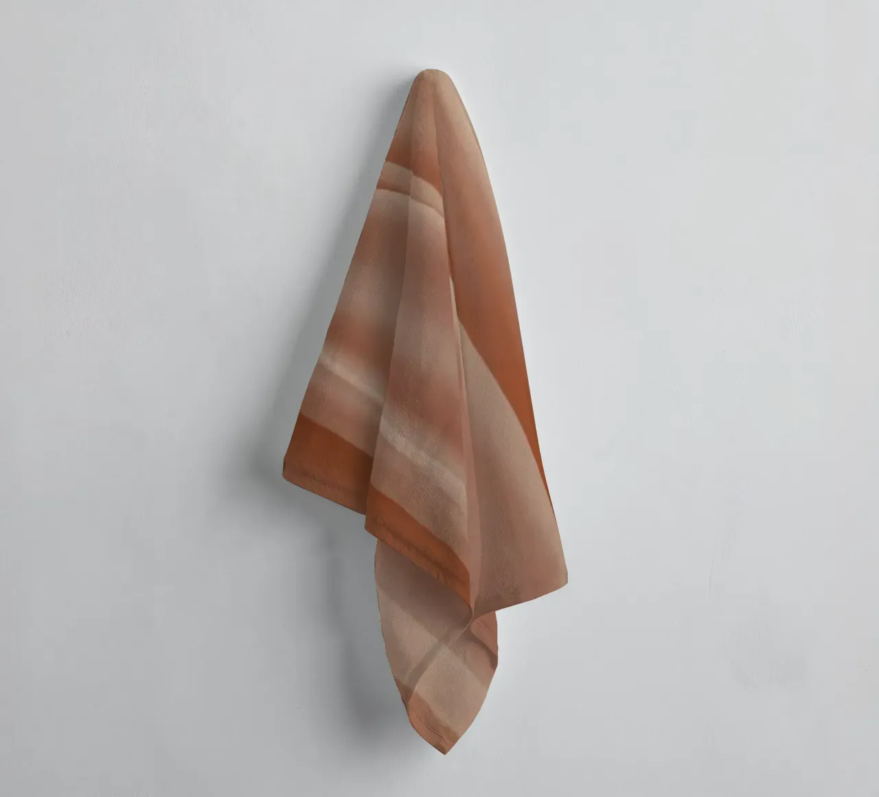 Zachte perzikkleurige stof drapeert elegant in natuurlijk licht badhanddoek van DesignDoodle