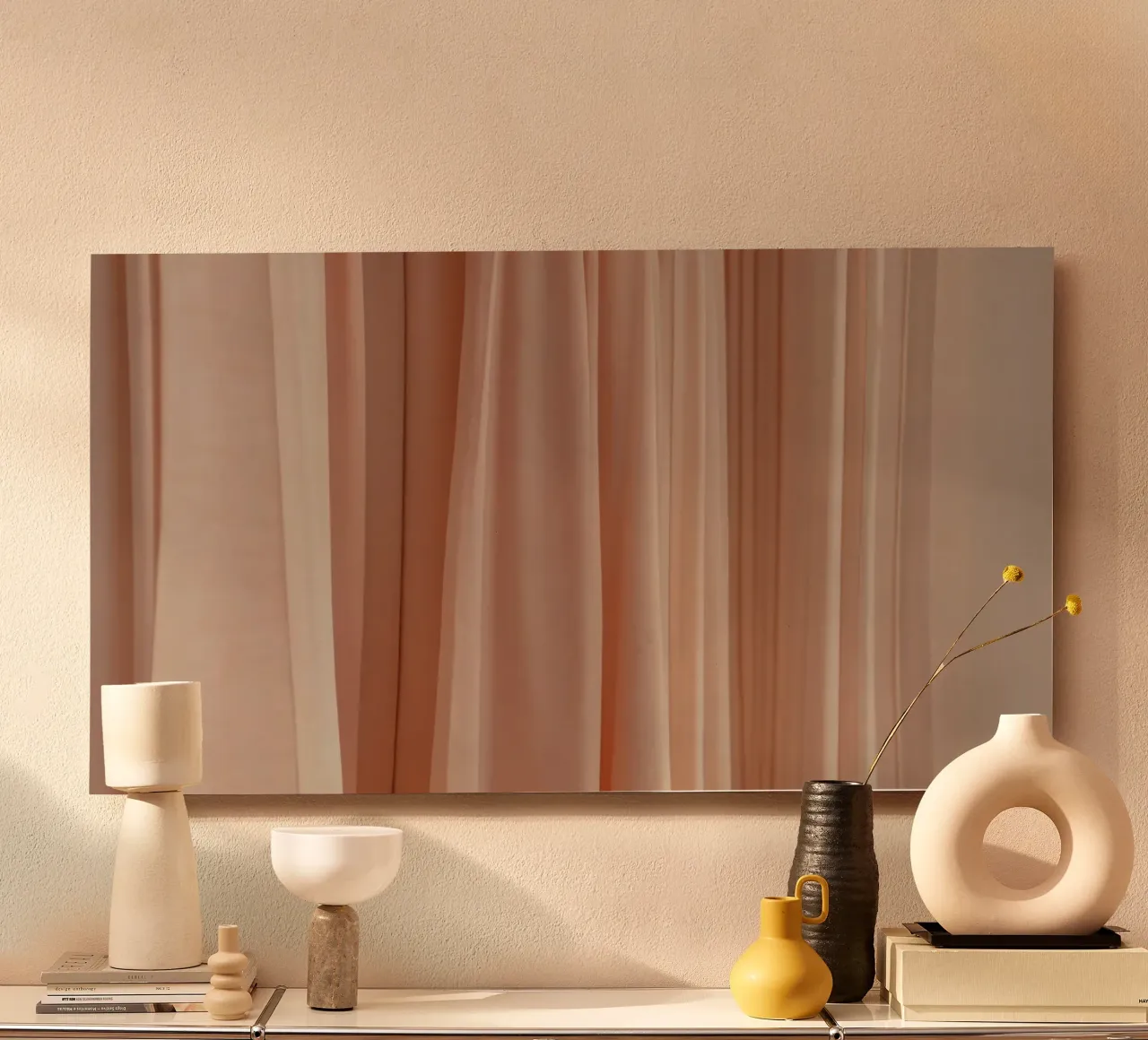 Zachte perzikkleurige stof drapeert elegant in natuurlijk licht aluminium-dibond van DesignDoodle