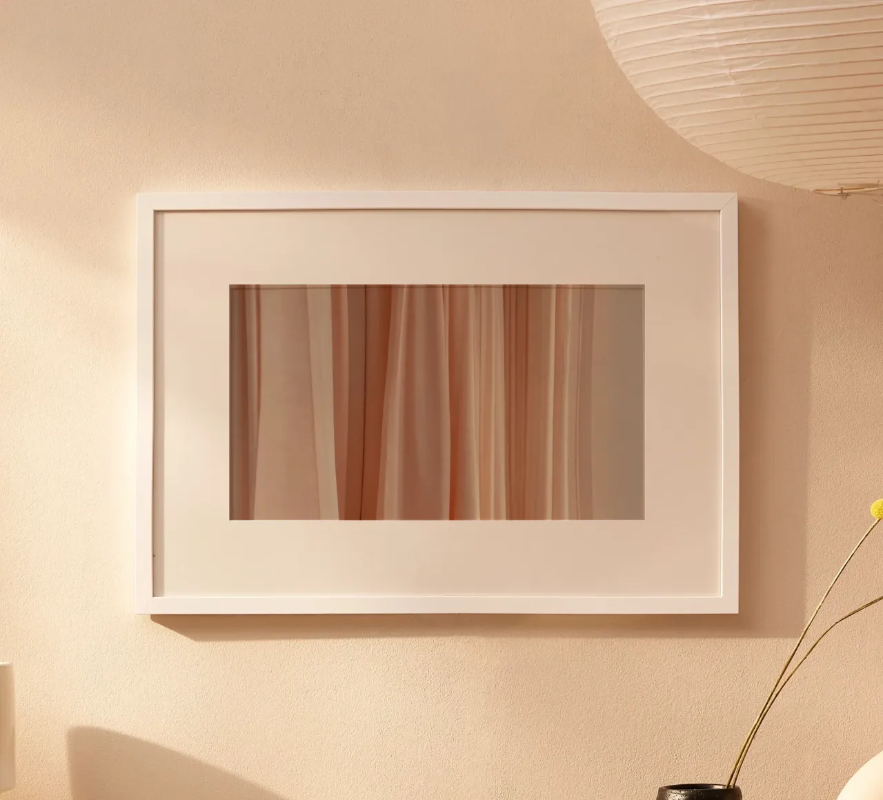 Le tissu pêche doux se drape élégamment à la lumière naturelle. hahnemühle de DesignDoodle