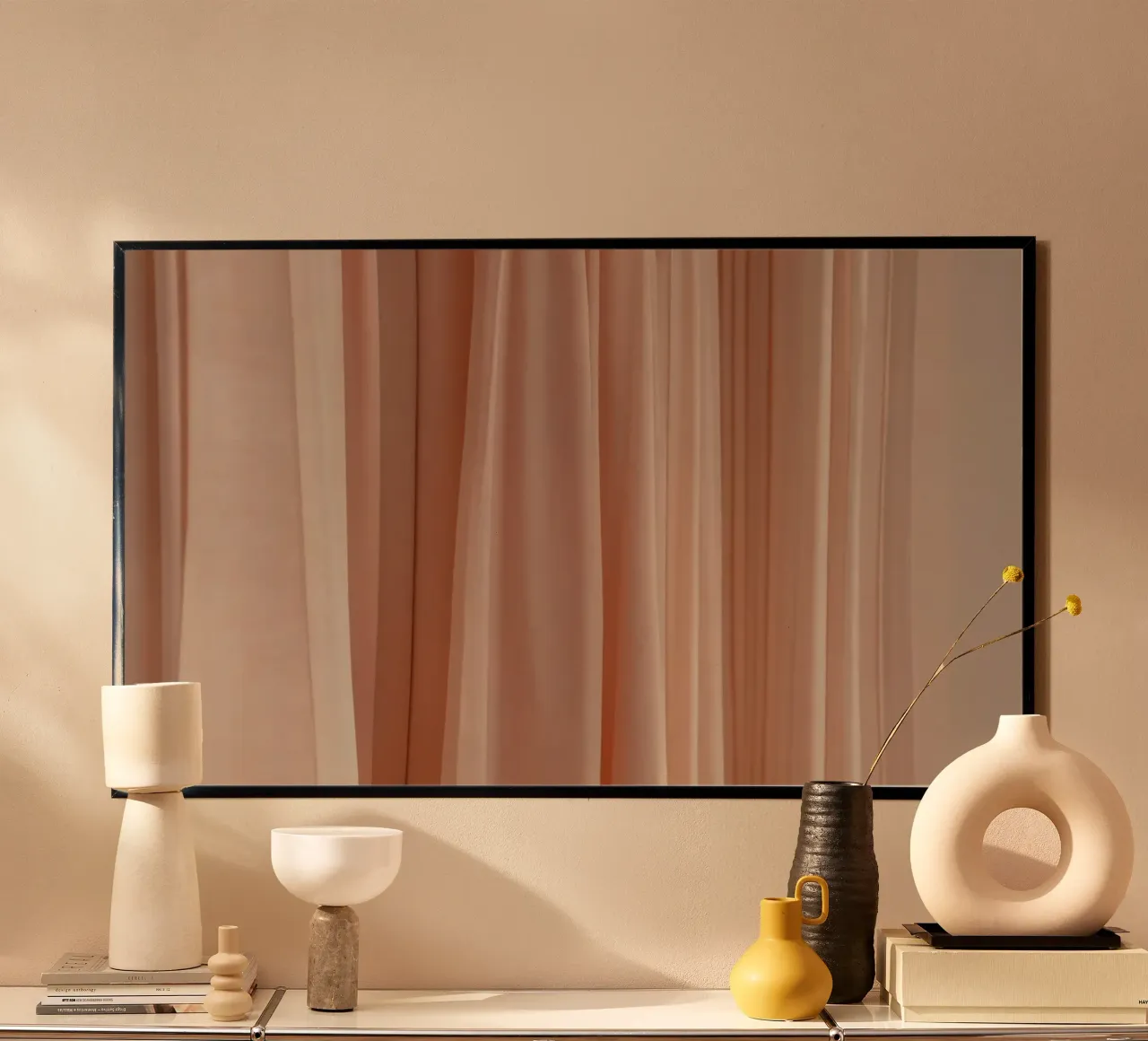 Le tissu pêche doux se drape élégamment à la lumière naturelle. hahnemühle de DesignDoodle