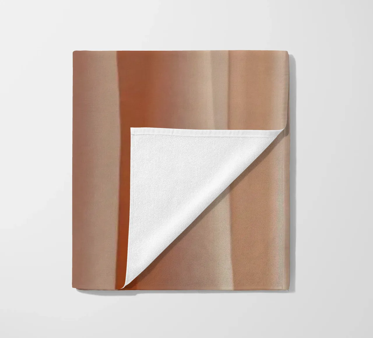 Weicher pfirsichfarbener Stoff, der bei natürlichem Licht elegant fällt Strandtuch von DesignDoodle