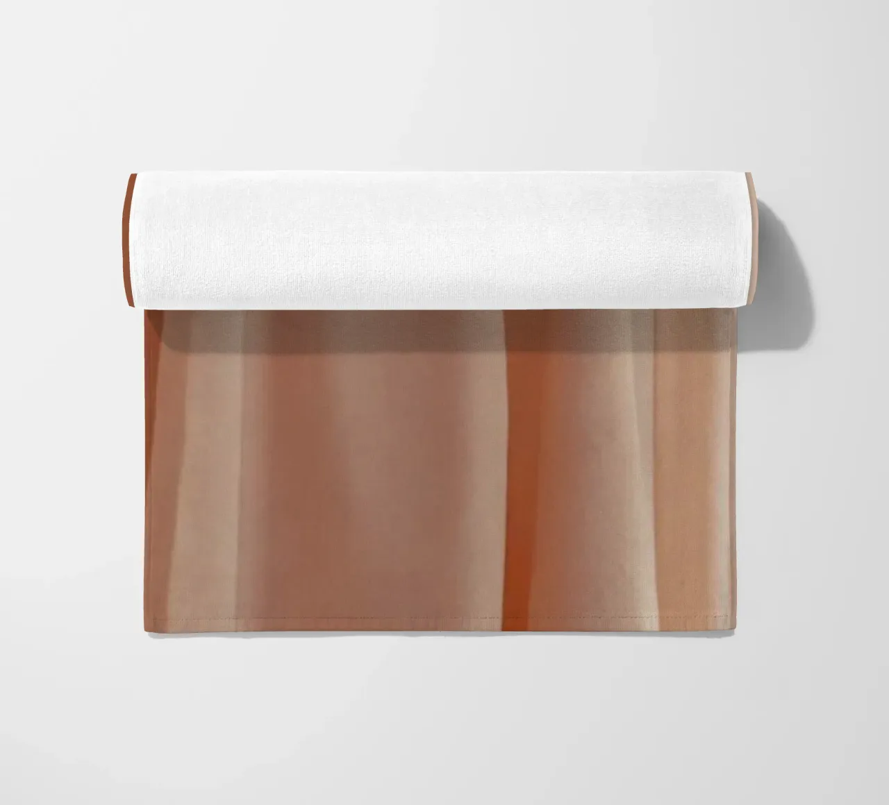 Weicher pfirsichfarbener Stoff, der bei natürlichem Licht elegant fällt Strandtuch von DesignDoodle