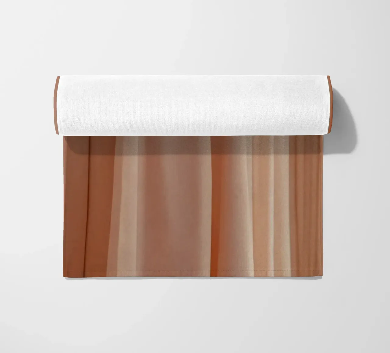 Weicher pfirsichfarbener Stoff, der bei natürlichem Licht elegant fällt Strandtuch von DesignDoodle