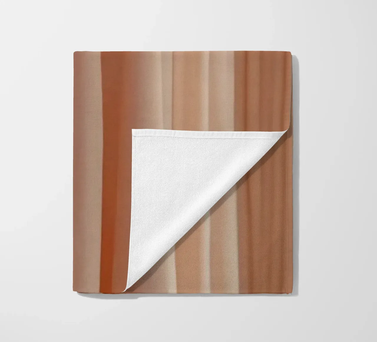 Weicher pfirsichfarbener Stoff, der bei natürlichem Licht elegant fällt Strandtuch von DesignDoodle