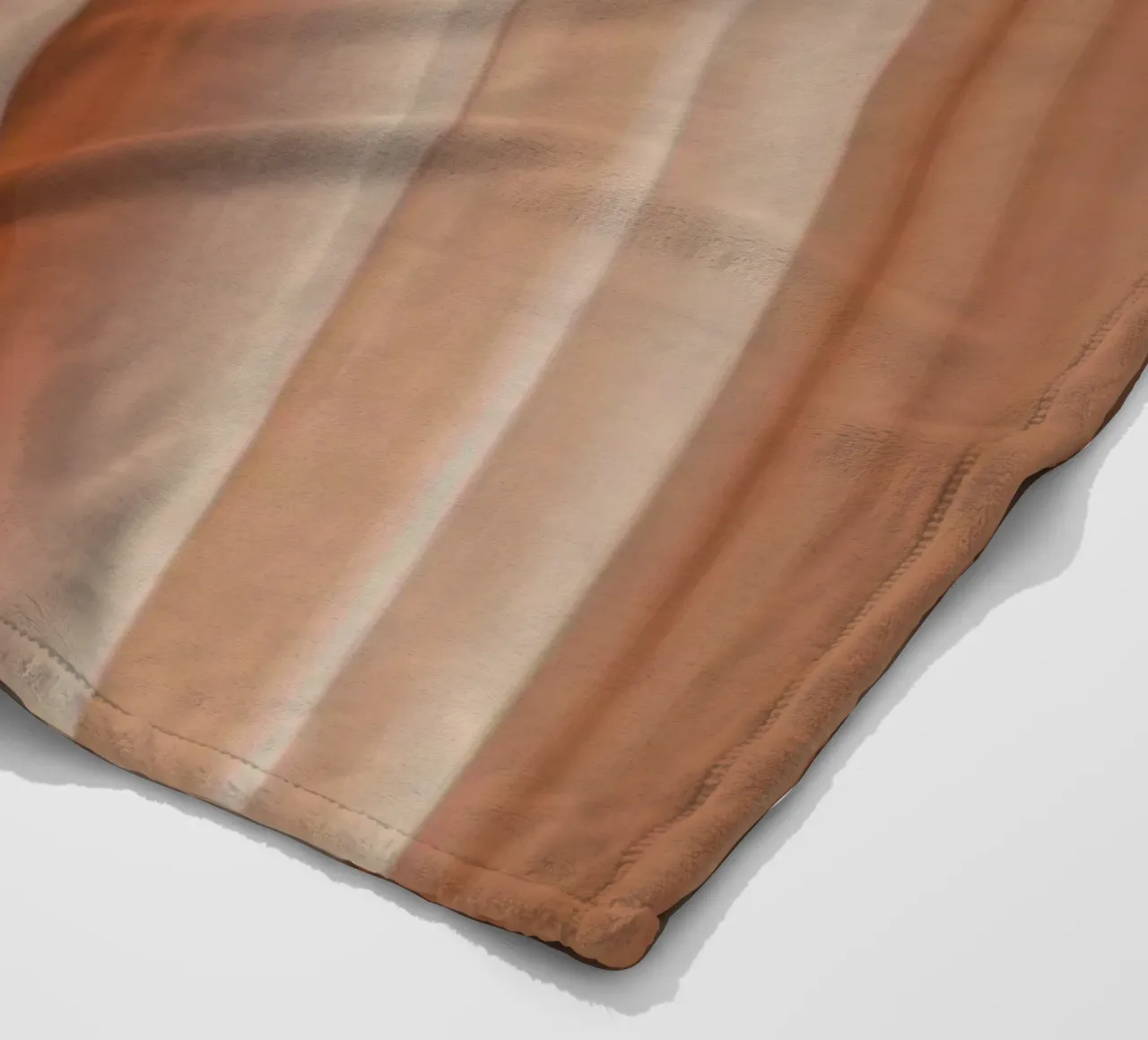 Weicher pfirsichfarbener Stoff, der bei natürlichem Licht elegant fällt Fleecedecke von DesignDoodle