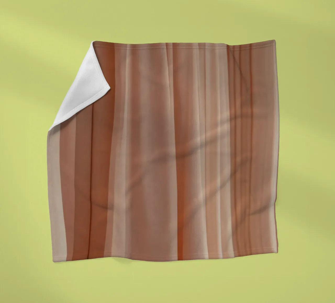 Weicher pfirsichfarbener Stoff, der bei natürlichem Licht elegant fällt Fleecedecke von DesignDoodle