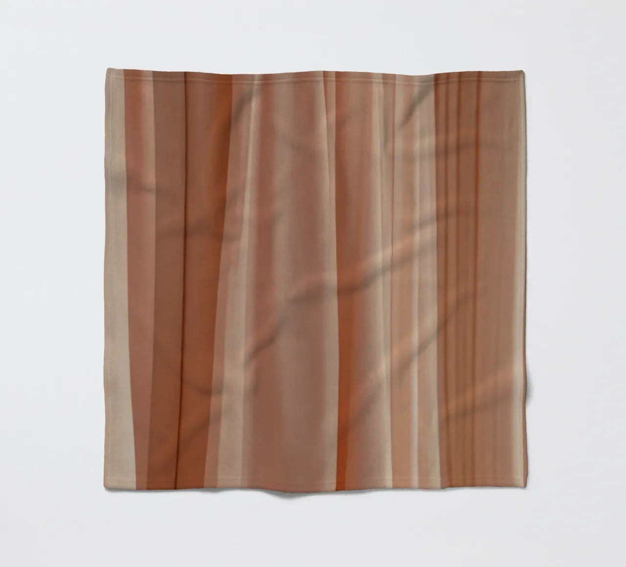 Weicher pfirsichfarbener Stoff, der bei natürlichem Licht elegant fällt Fleecedecke von DesignDoodle