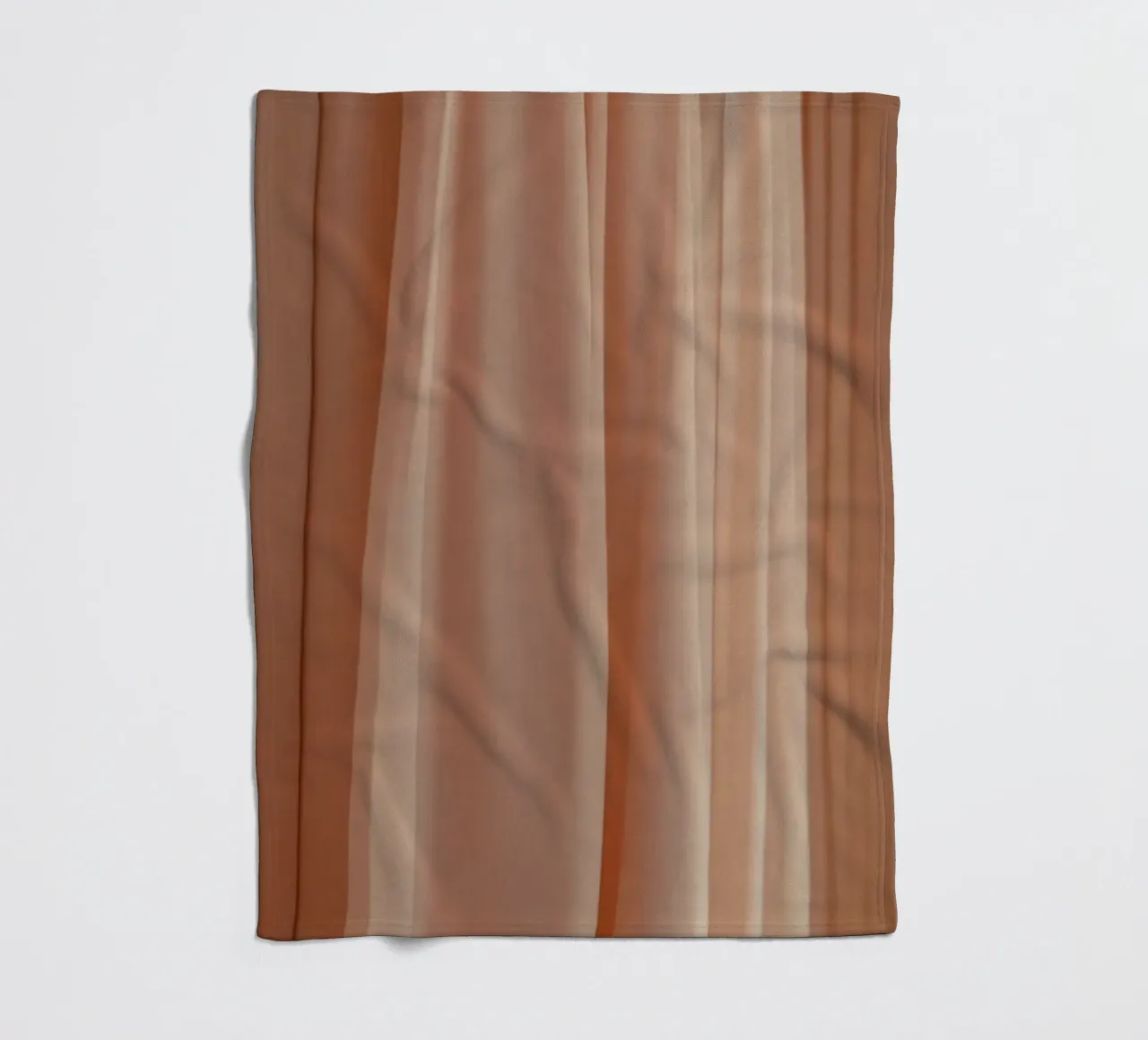 Weicher pfirsichfarbener Stoff, der bei natürlichem Licht elegant fällt Fleecedecke von DesignDoodle