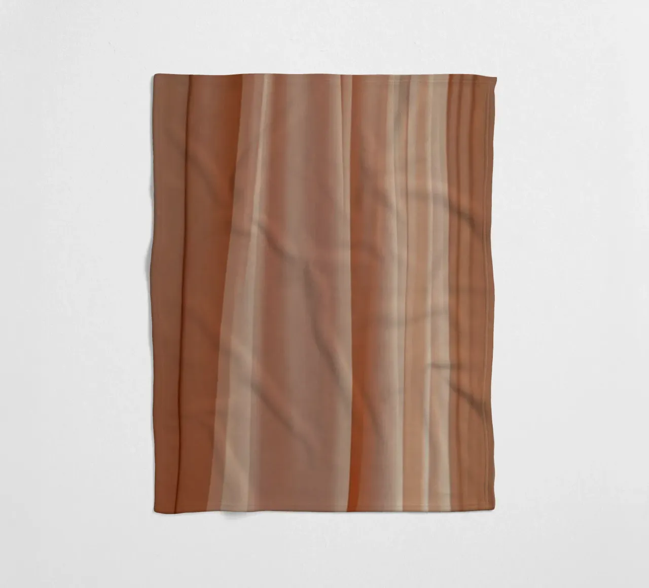 Weicher pfirsichfarbener Stoff, der bei natürlichem Licht elegant fällt Fleecedecke von DesignDoodle