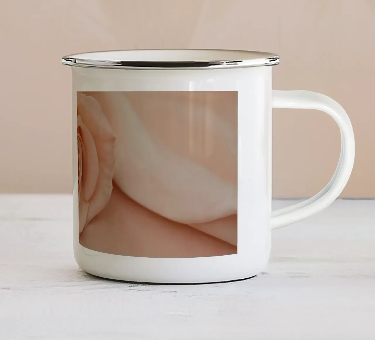 Douce rose pêche reposant sur un tissu délicat mug en émail de DesignDoodle