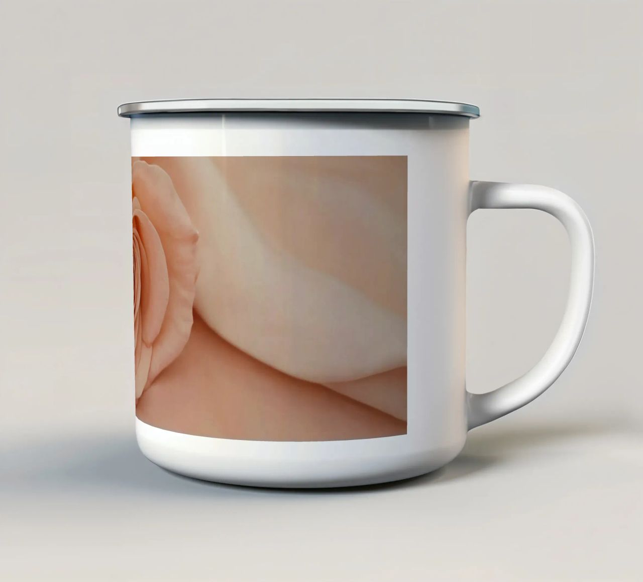 Zachte perzikkleurige roos op delicate stof emaille mok van DesignDoodle