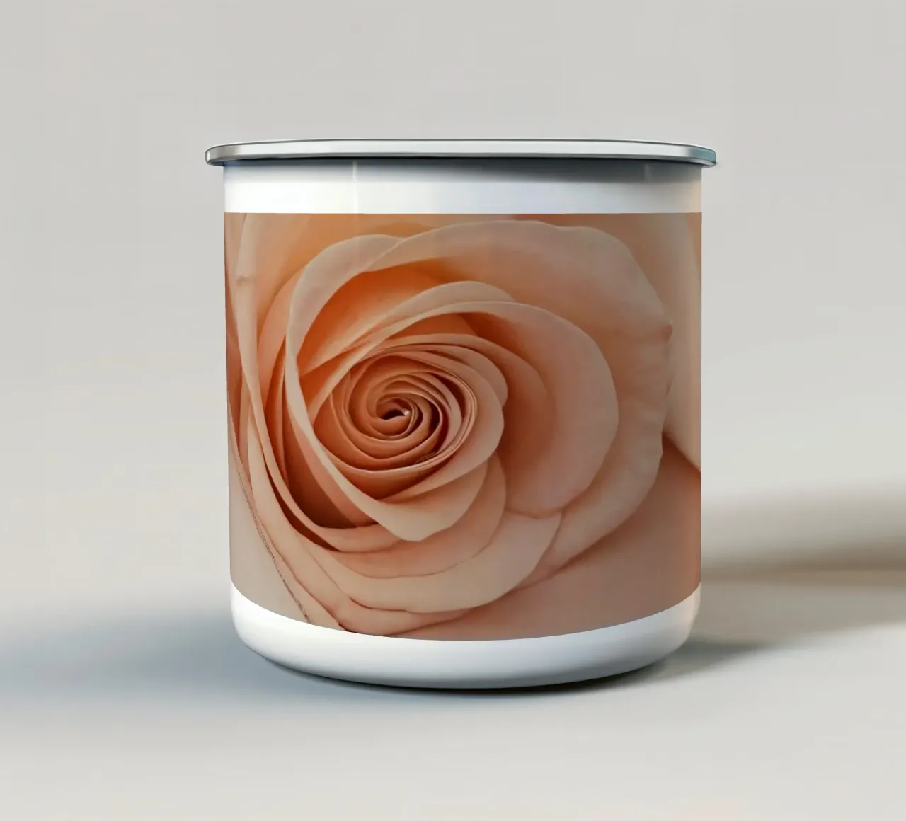 Zarte pfirsichfarbene Rose auf zartem Stoff liegend Emaille Tasse von DesignDoodle