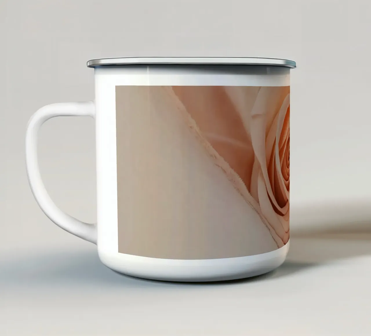 Douce rose pêche reposant sur un tissu délicat mug en émail de DesignDoodle