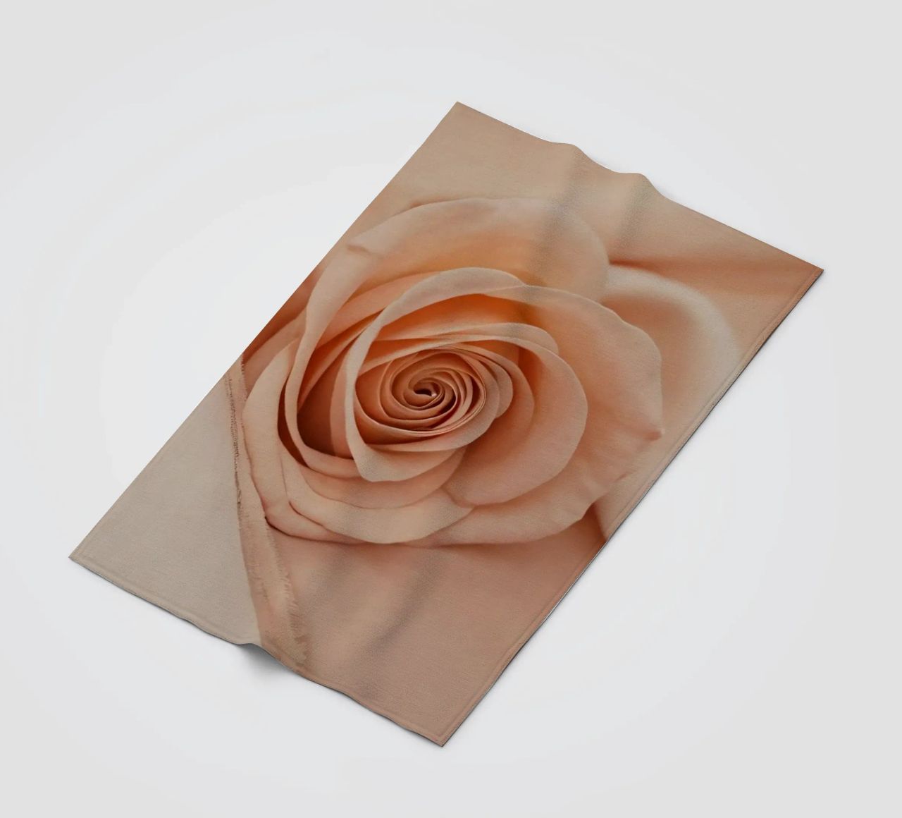 Zachte perzikkleurige roos op delicate stof fleecedeken van DesignDoodle