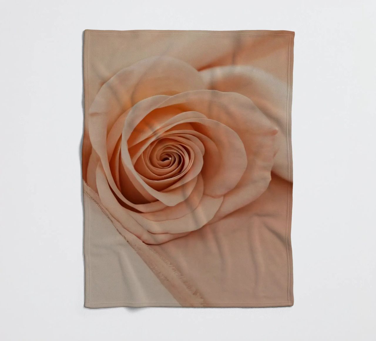 Zachte perzikkleurige roos op delicate stof fleecedeken van DesignDoodle