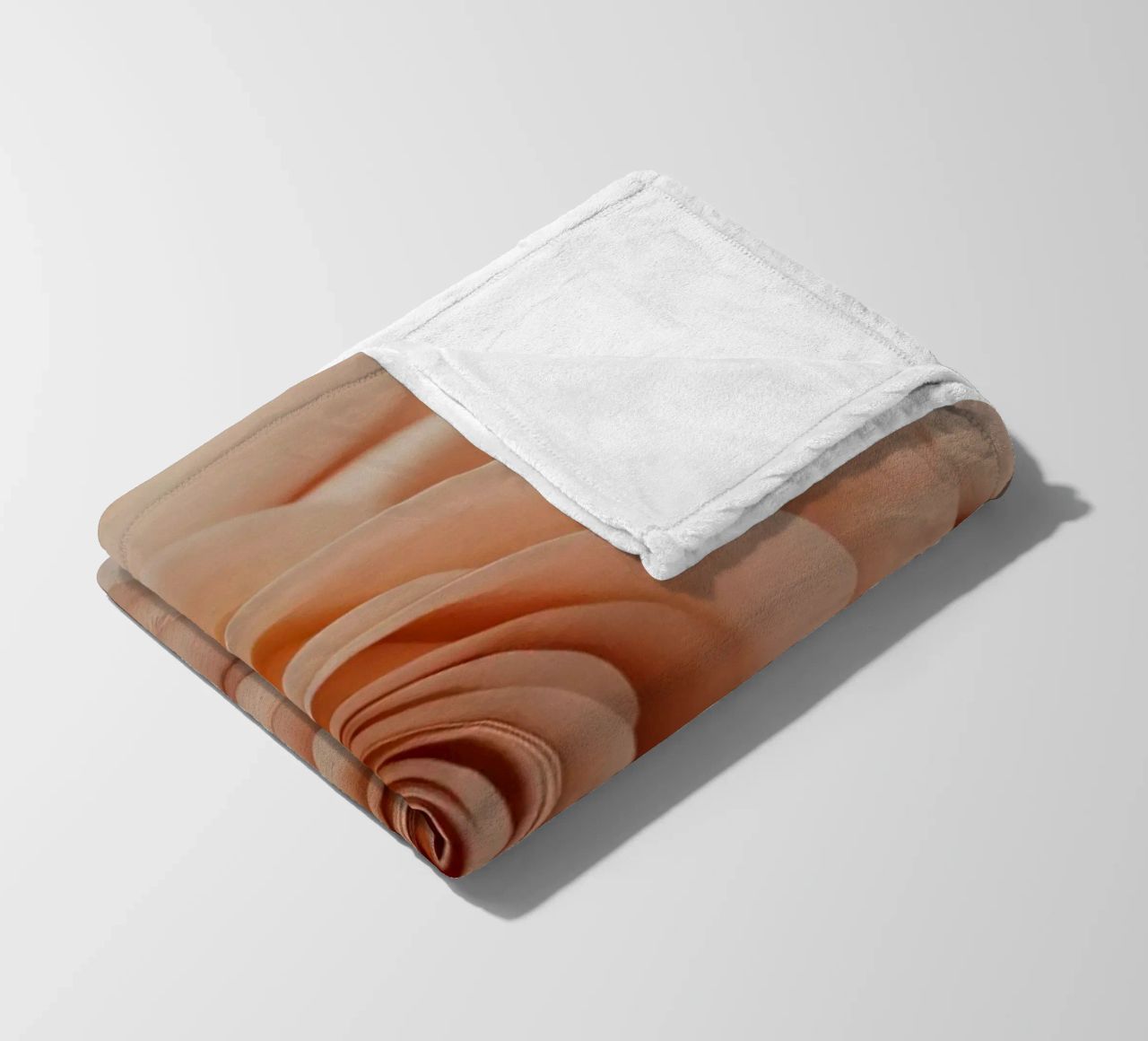 Zachte perzikkleurige roos op delicate stof fleecedeken van DesignDoodle