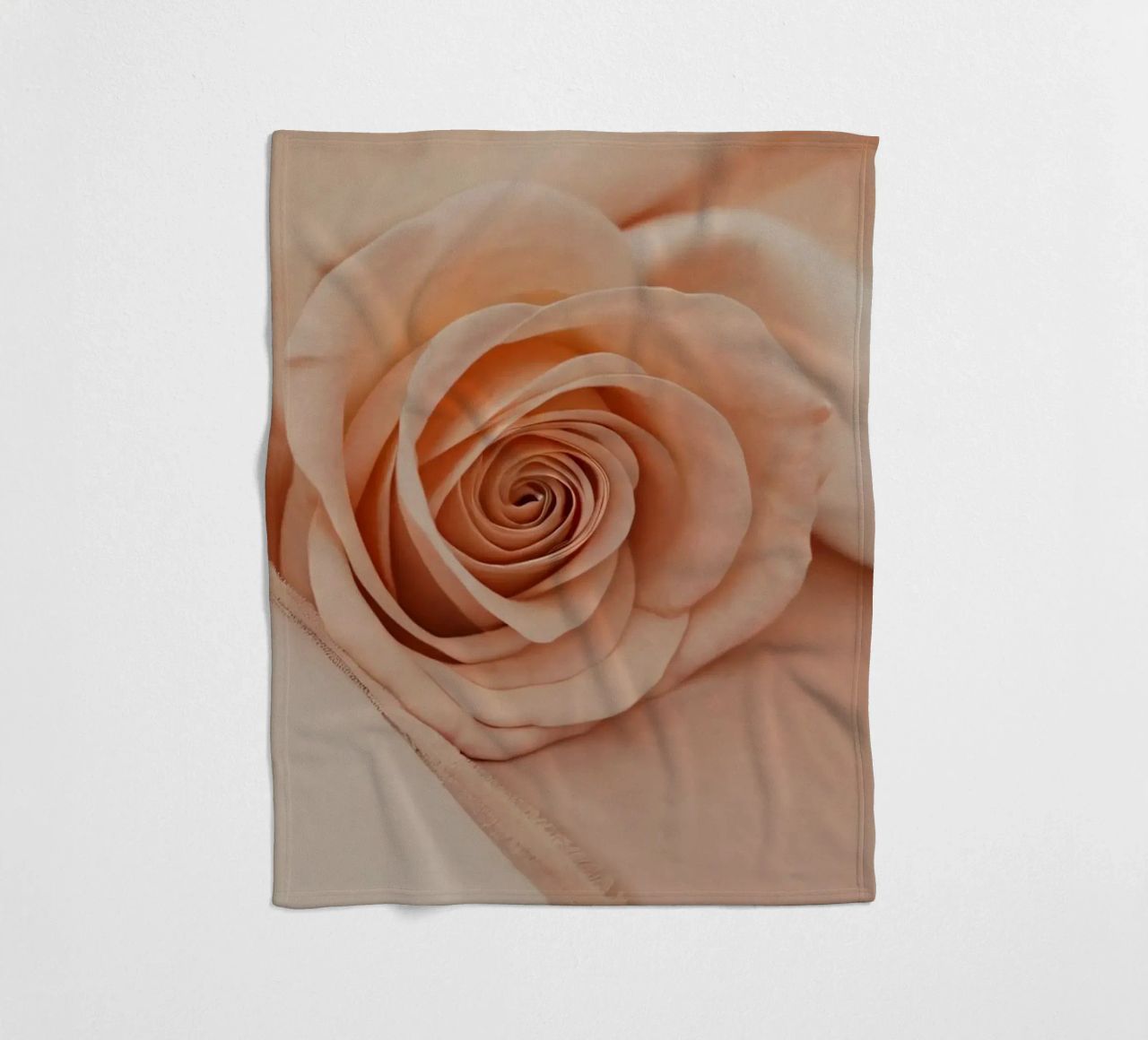 Zachte perzikkleurige roos op delicate stof fleecedeken van DesignDoodle