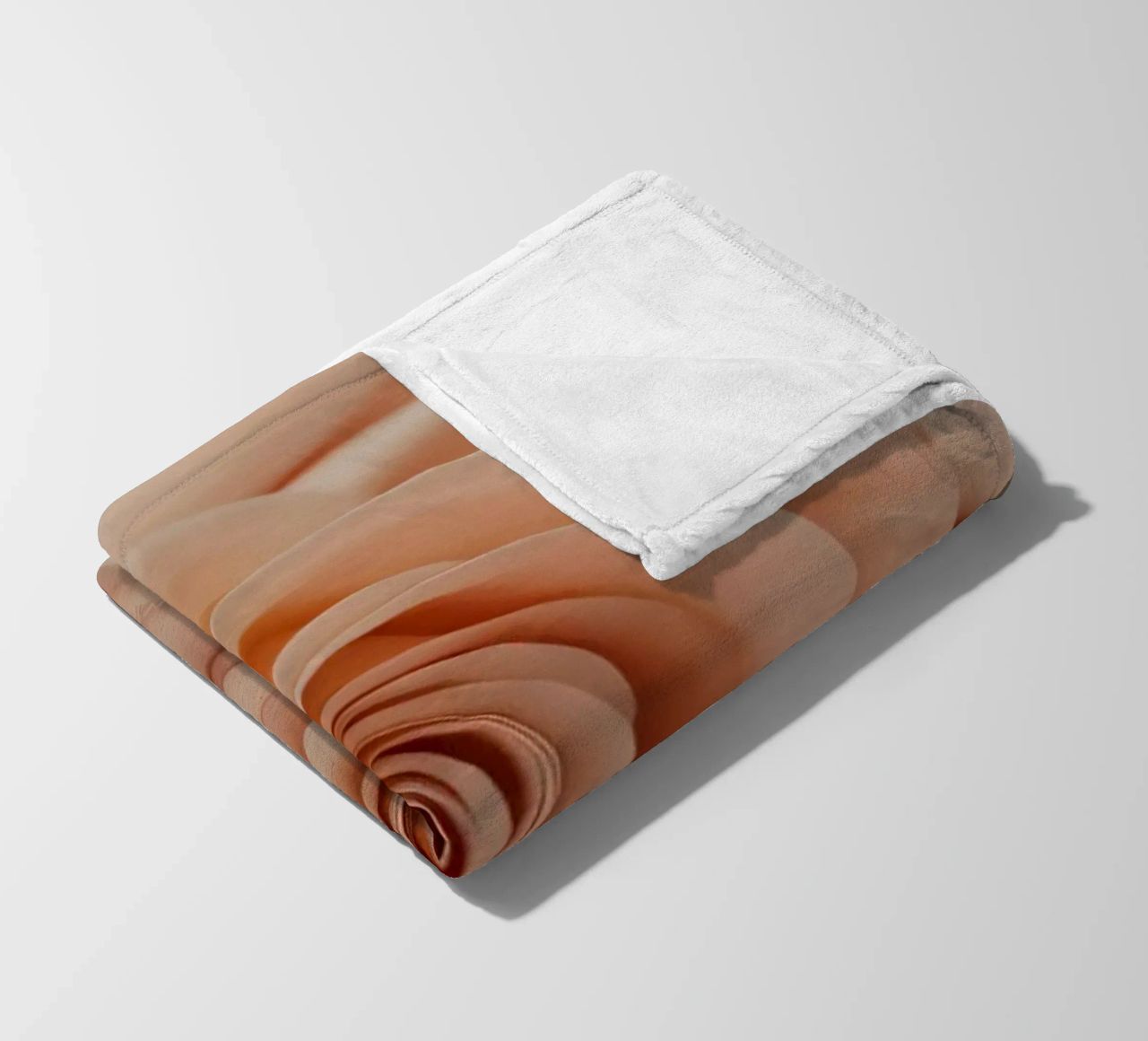 Zachte perzikkleurige roos op delicate stof fleecedeken van DesignDoodle