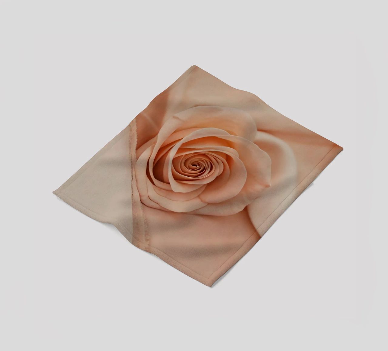 Zachte perzikkleurige roos op delicate stof fleecedeken van DesignDoodle