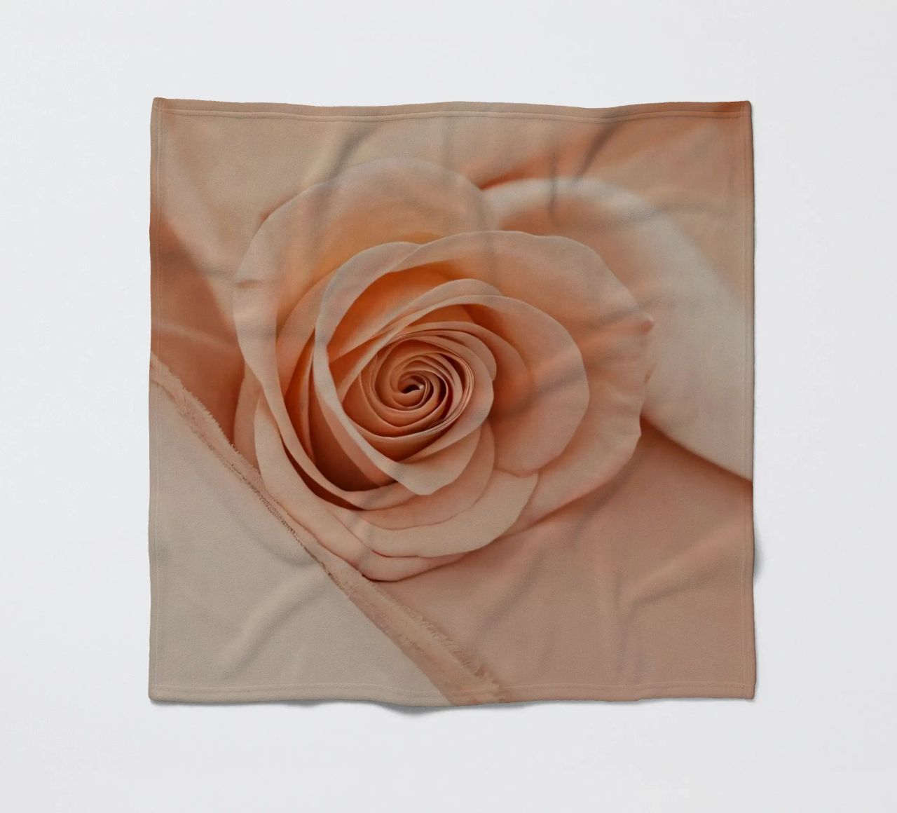 Zachte perzikkleurige roos op delicate stof fleecedeken van DesignDoodle