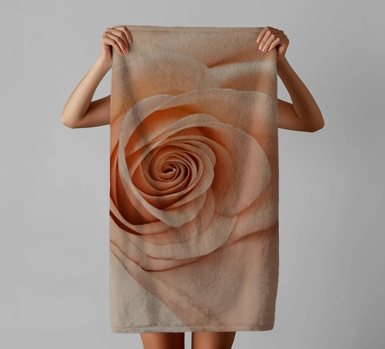 Zachte perzikkleurige roos op delicate stof badhanddoek van DesignDoodle