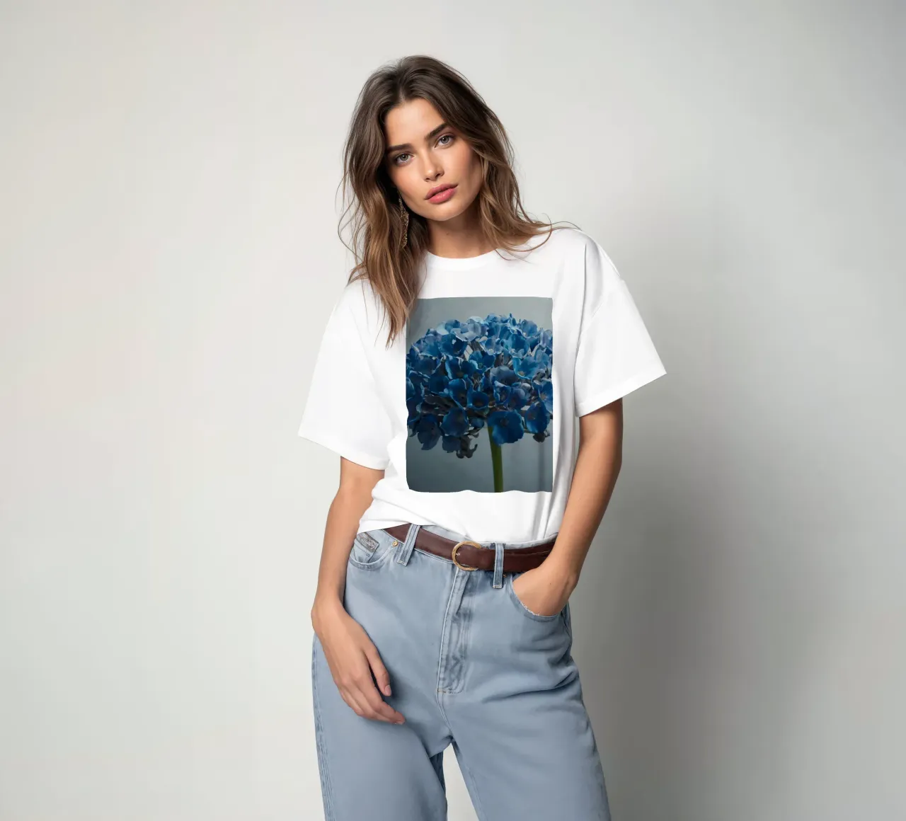 Hortensia bleu vif fleurissant sur un fond texturé t-shirt de DesignDoodle