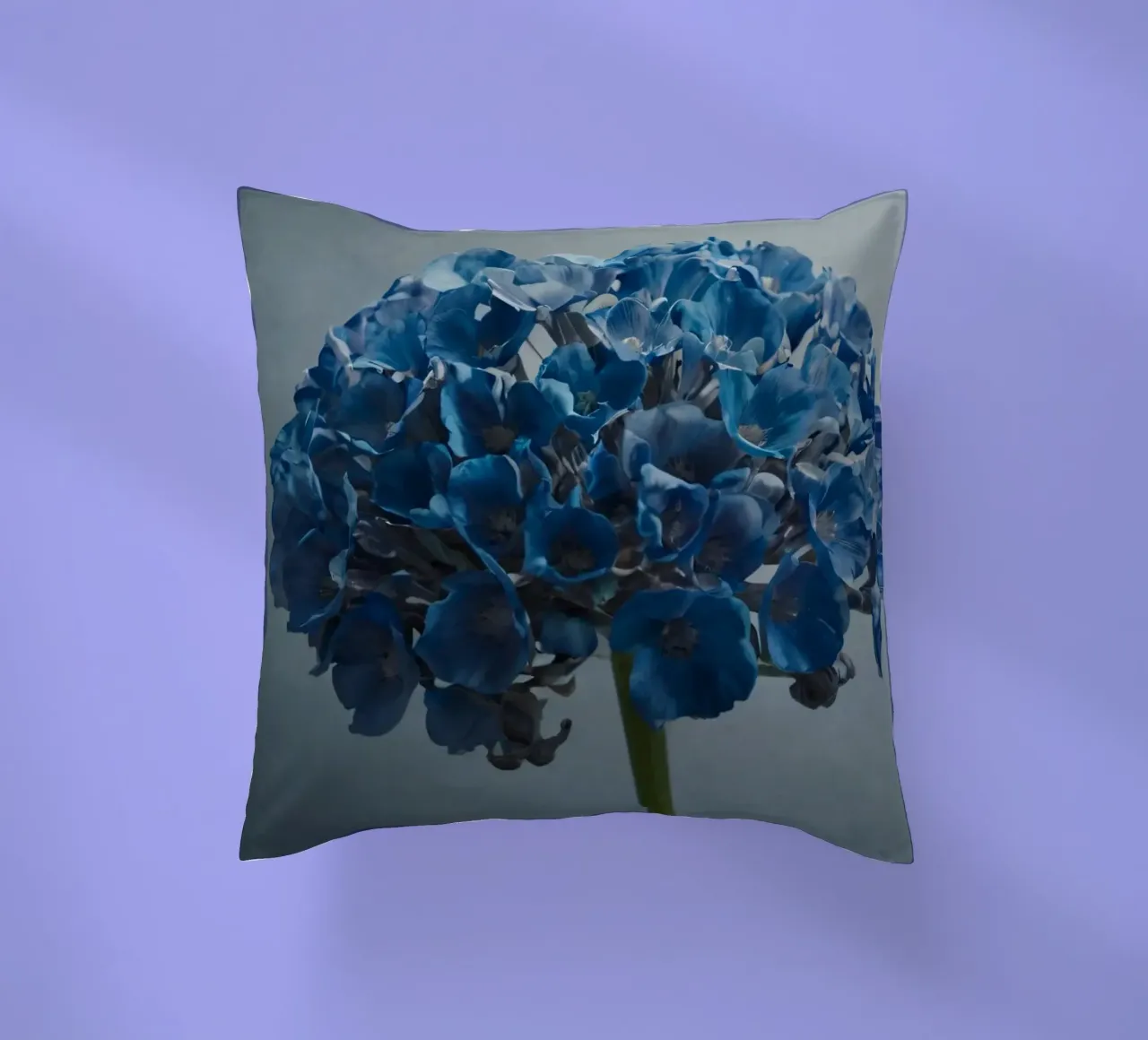 Hortensia bleu vif fleurissant sur un fond texturé coussin de DesignDoodle