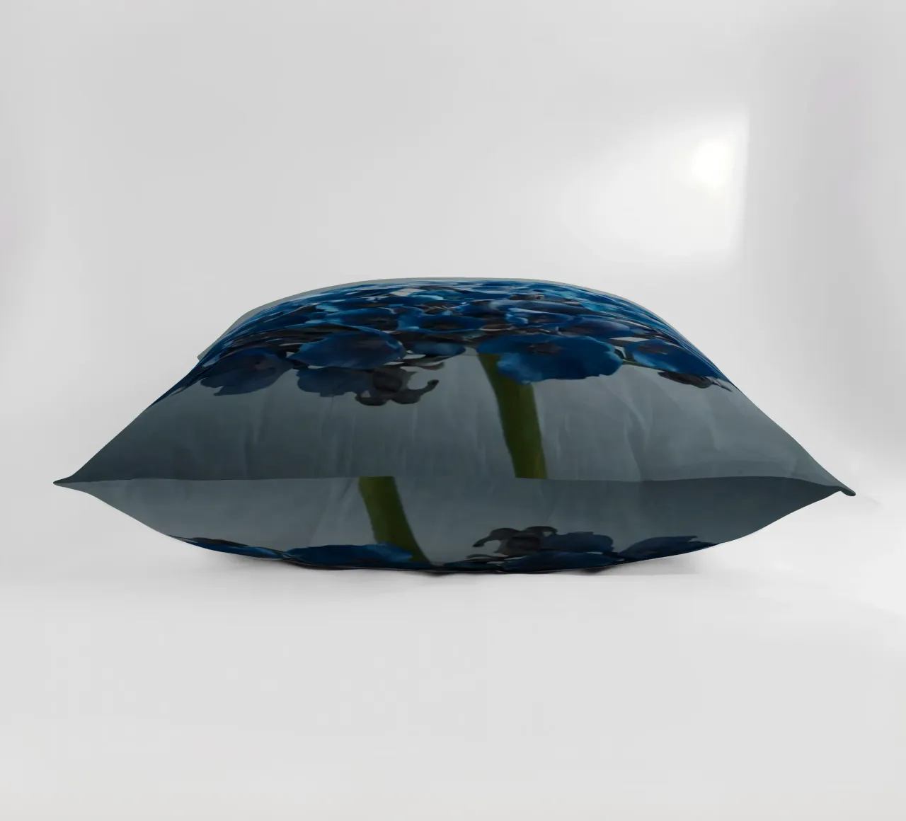 Hortensia bleu vif fleurissant sur un fond texturé coussin de DesignDoodle