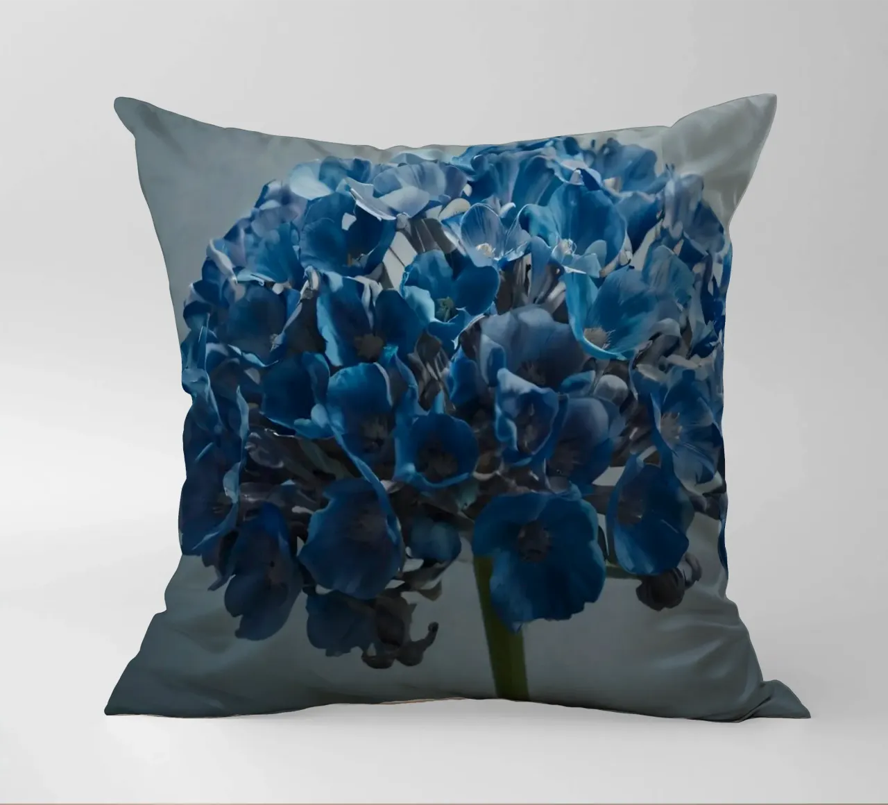 Hortensia bleu vif fleurissant sur un fond texturé coussin de DesignDoodle