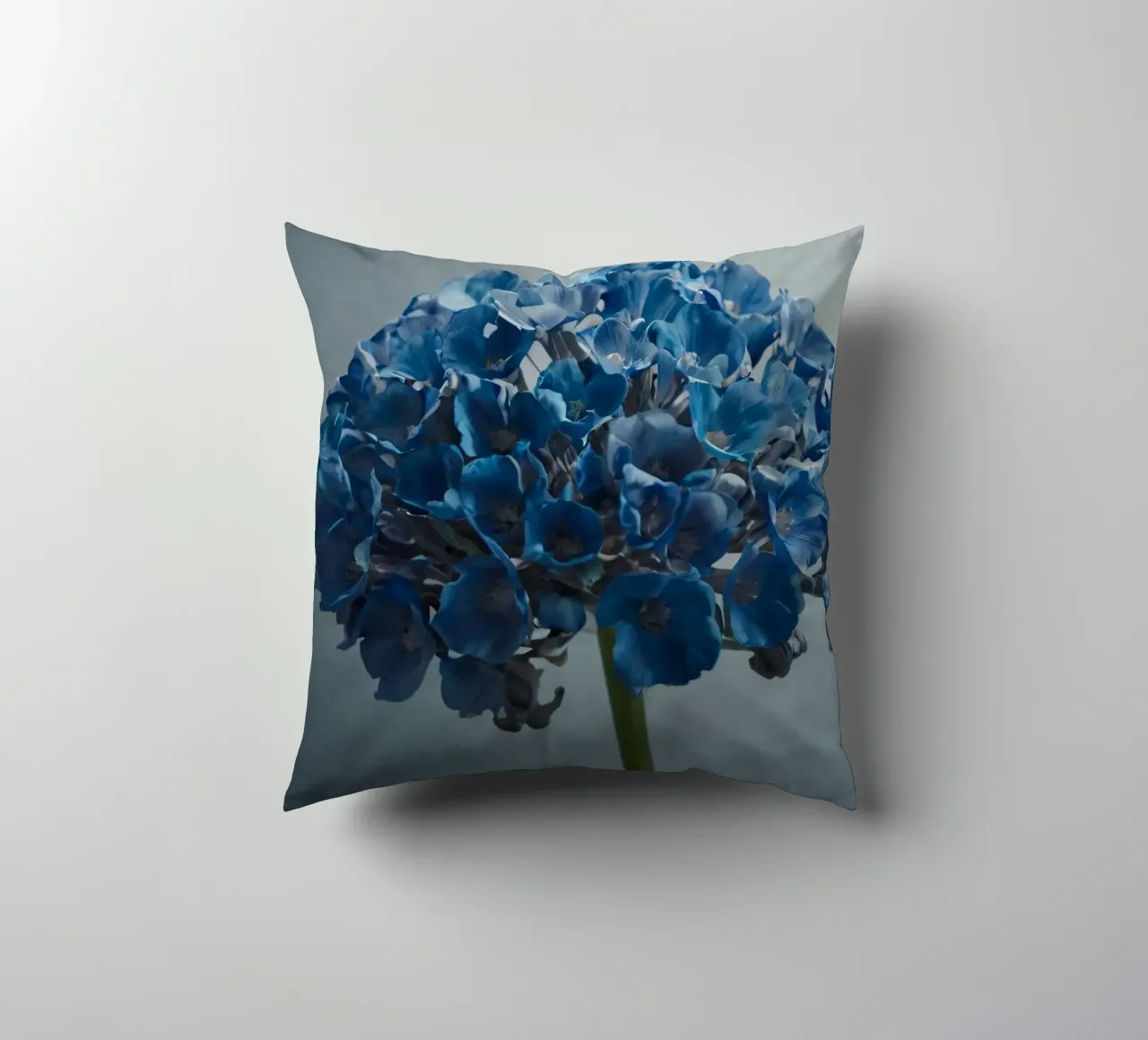 Hortensia bleu vif fleurissant sur un fond texturé coussin de DesignDoodle