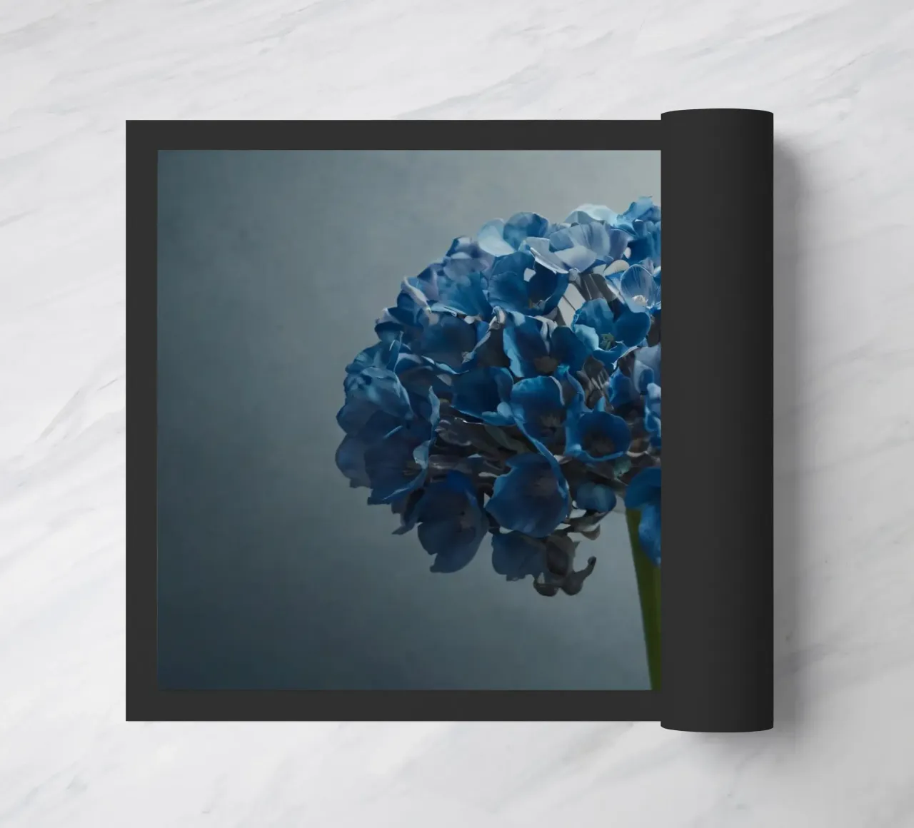 Hortensia bleu vif fleurissant sur un fond texturé paillasson de DesignDoodle