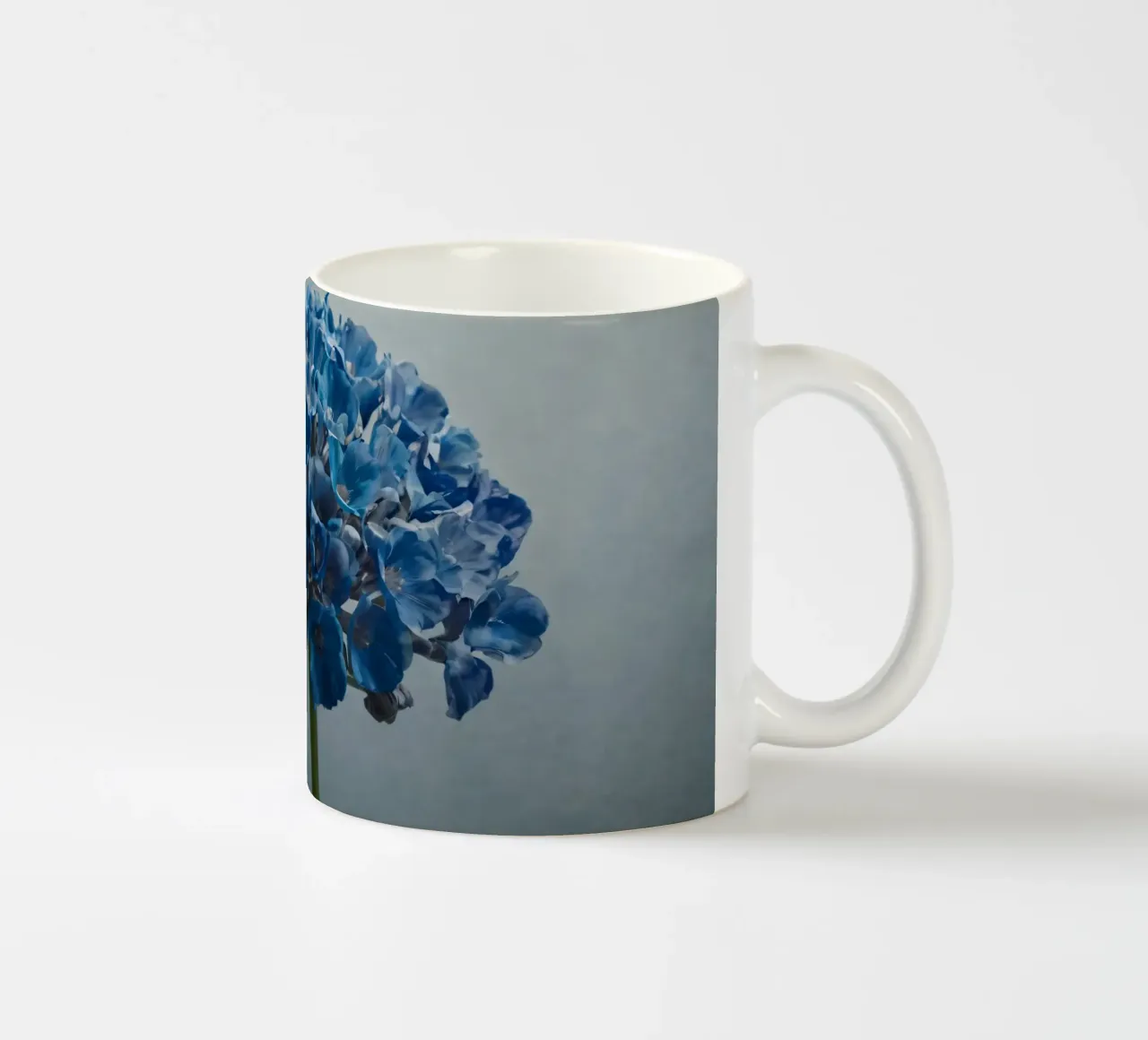 Hortensia bleu vif fleurissant sur un fond texturé mug en céramique de DesignDoodle