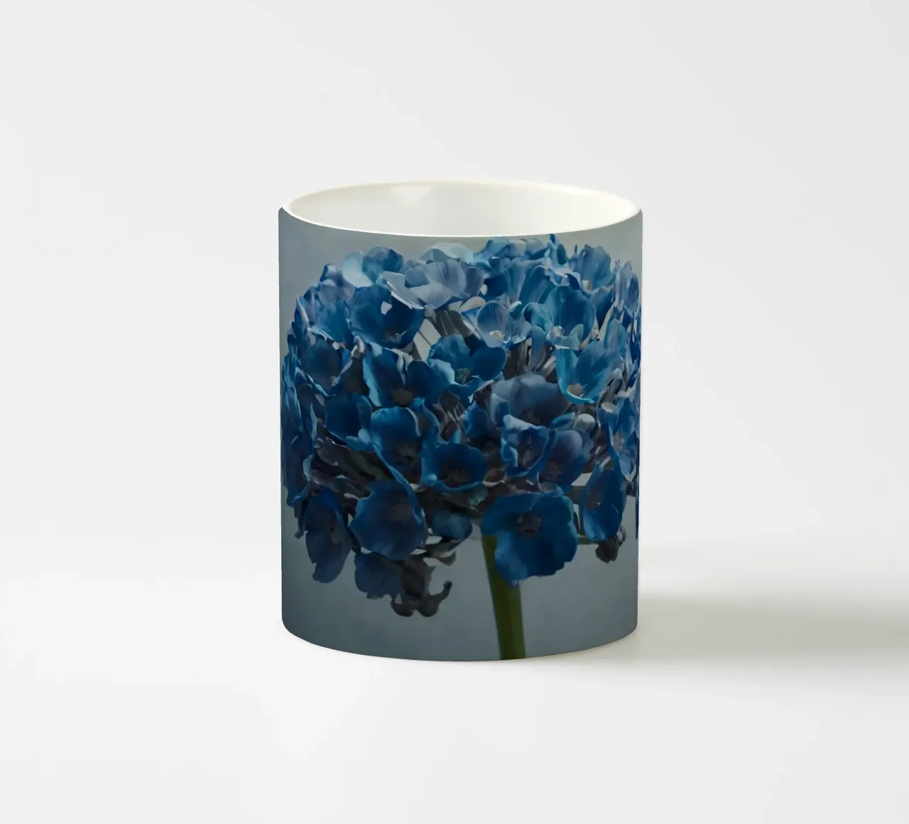 Hortensia bleu vif fleurissant sur un fond texturé mug en céramique de DesignDoodle
