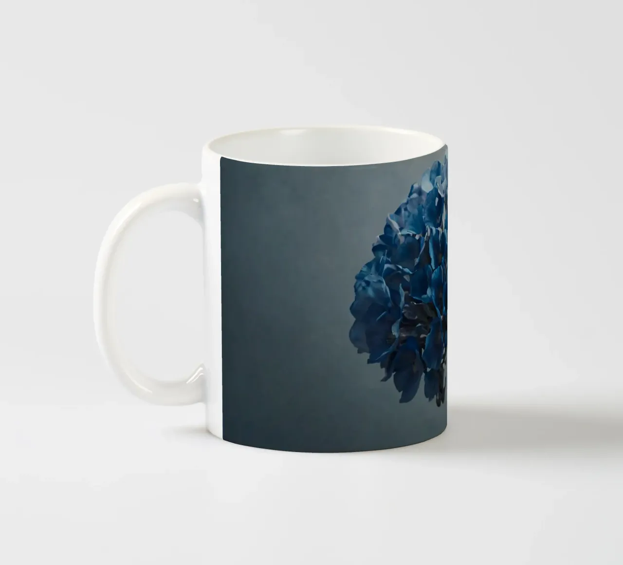 Hortensia bleu vif fleurissant sur un fond texturé mug en céramique de DesignDoodle