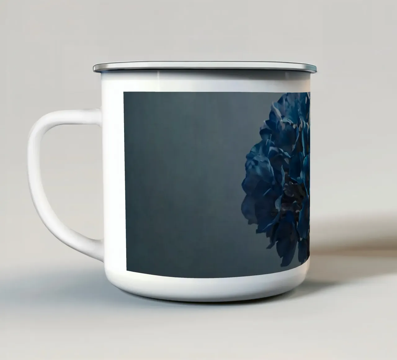Hortensia bleu vif fleurissant sur un fond texturé mug en émail de DesignDoodle