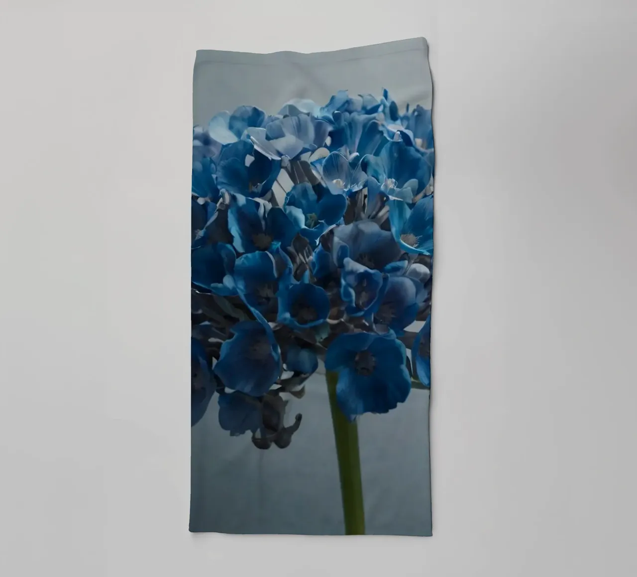 Hortensia bleu vif fleurissant sur un fond texturé serviette de bain de DesignDoodle