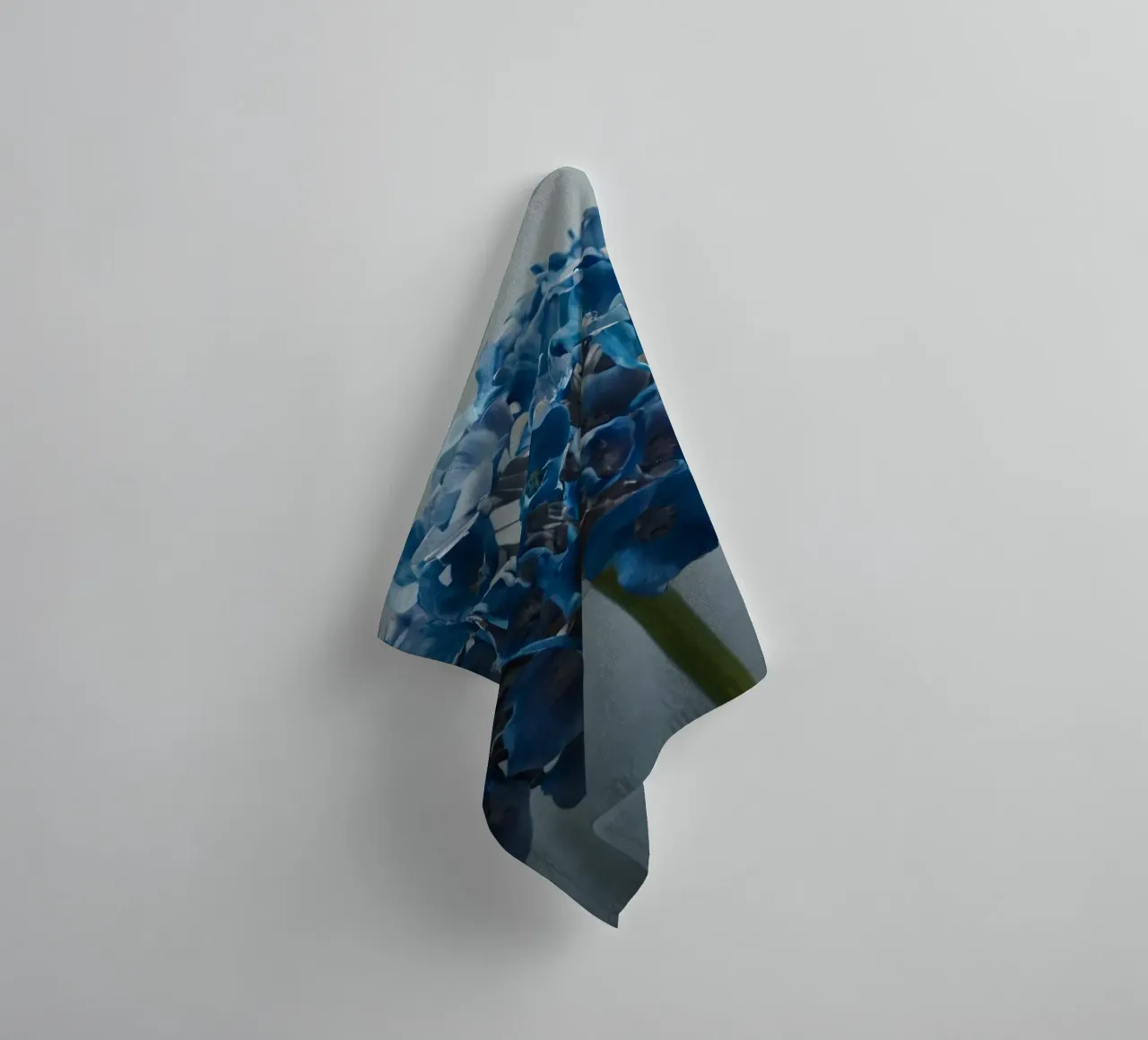 Hortensia bleu vif fleurissant sur un fond texturé serviette de bain de DesignDoodle