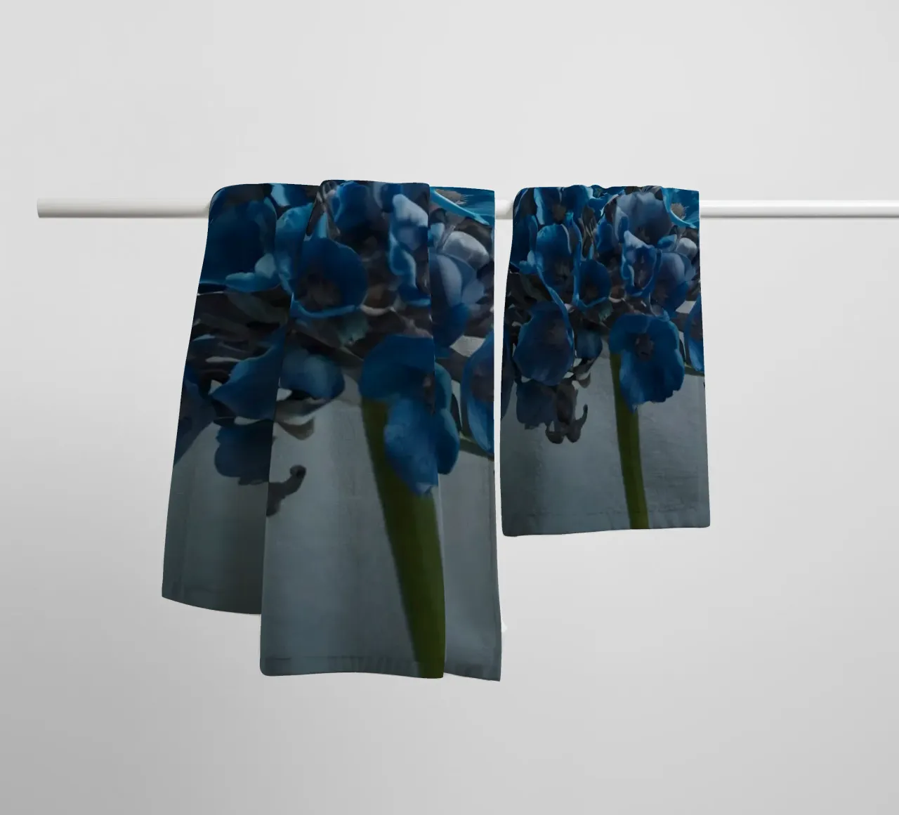 Hortensia bleu vif fleurissant sur un fond texturé serviette de bain de DesignDoodle