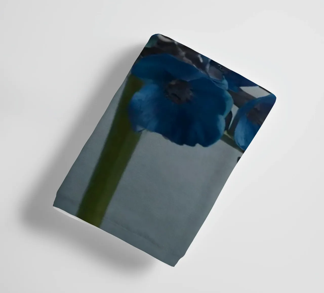 Hortensia bleu vif fleurissant sur un fond texturé serviette de bain de DesignDoodle