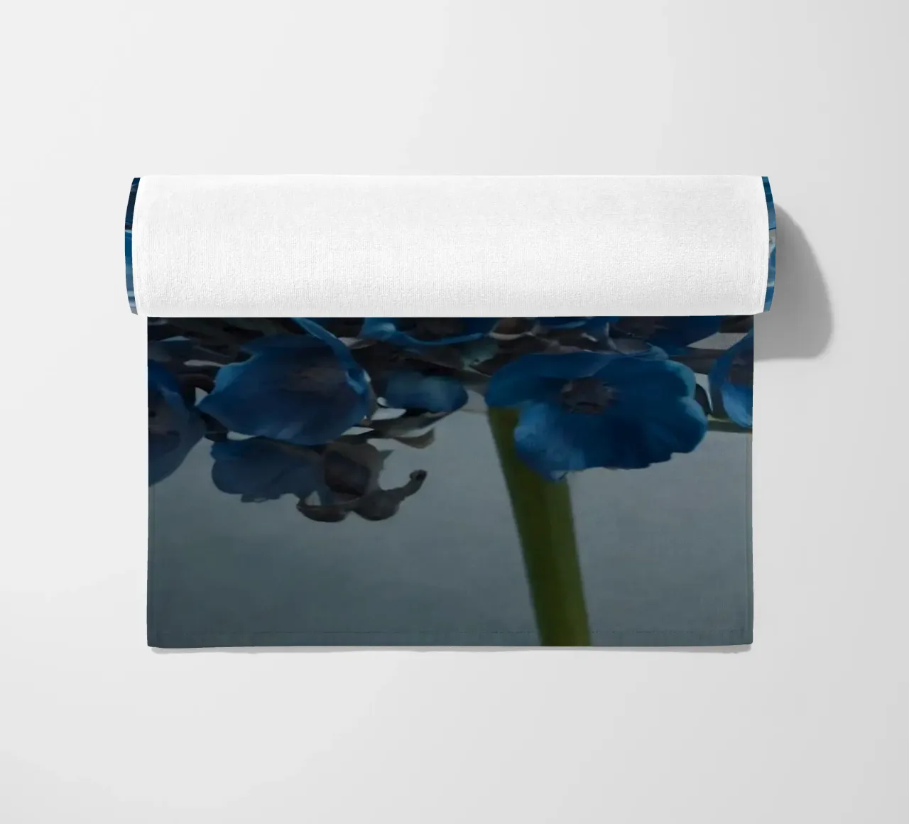 Hortensia bleu vif fleurissant sur un fond texturé serviette de plage de DesignDoodle