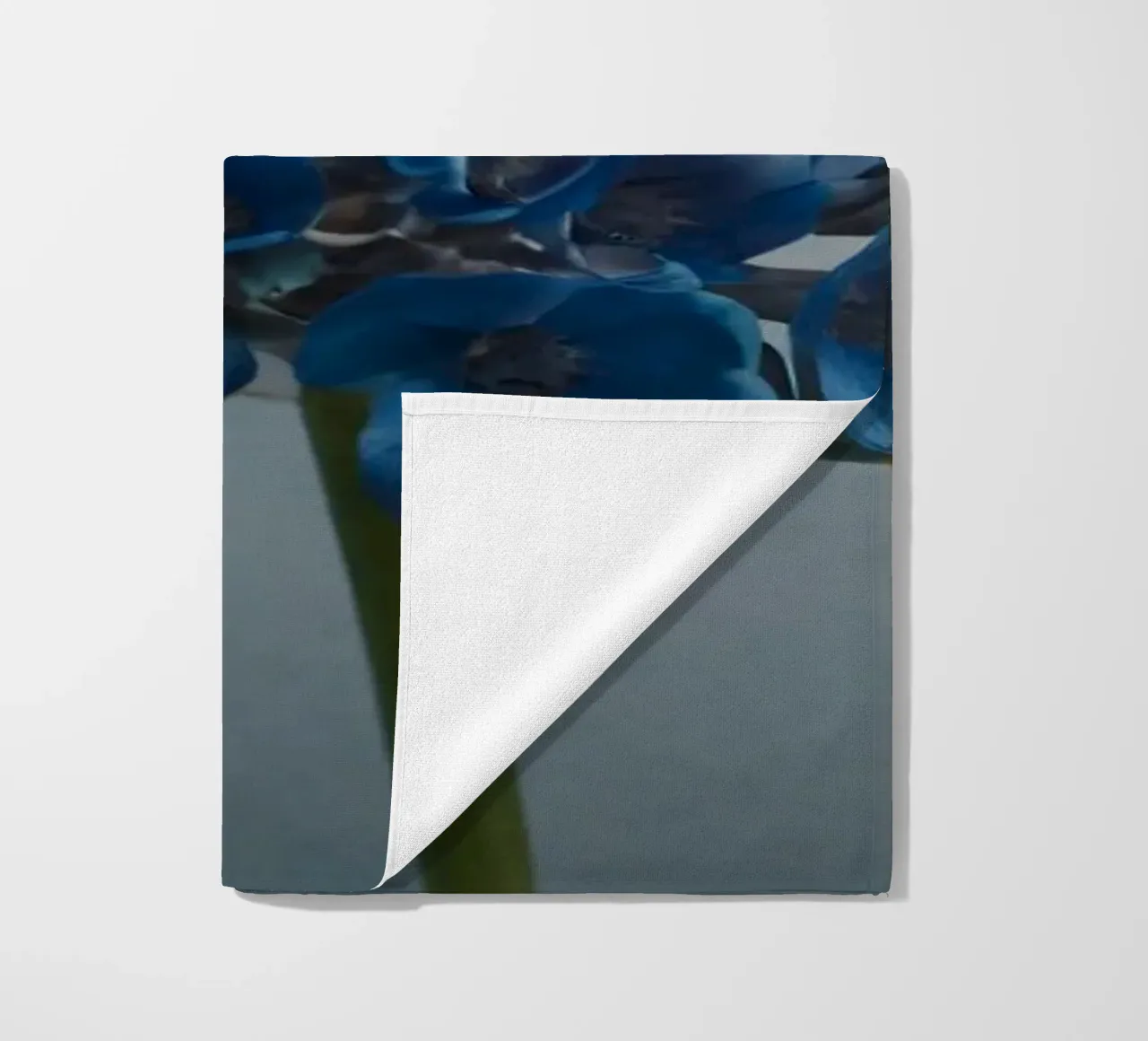 Hortensia bleu vif fleurissant sur un fond texturé serviette de plage de DesignDoodle