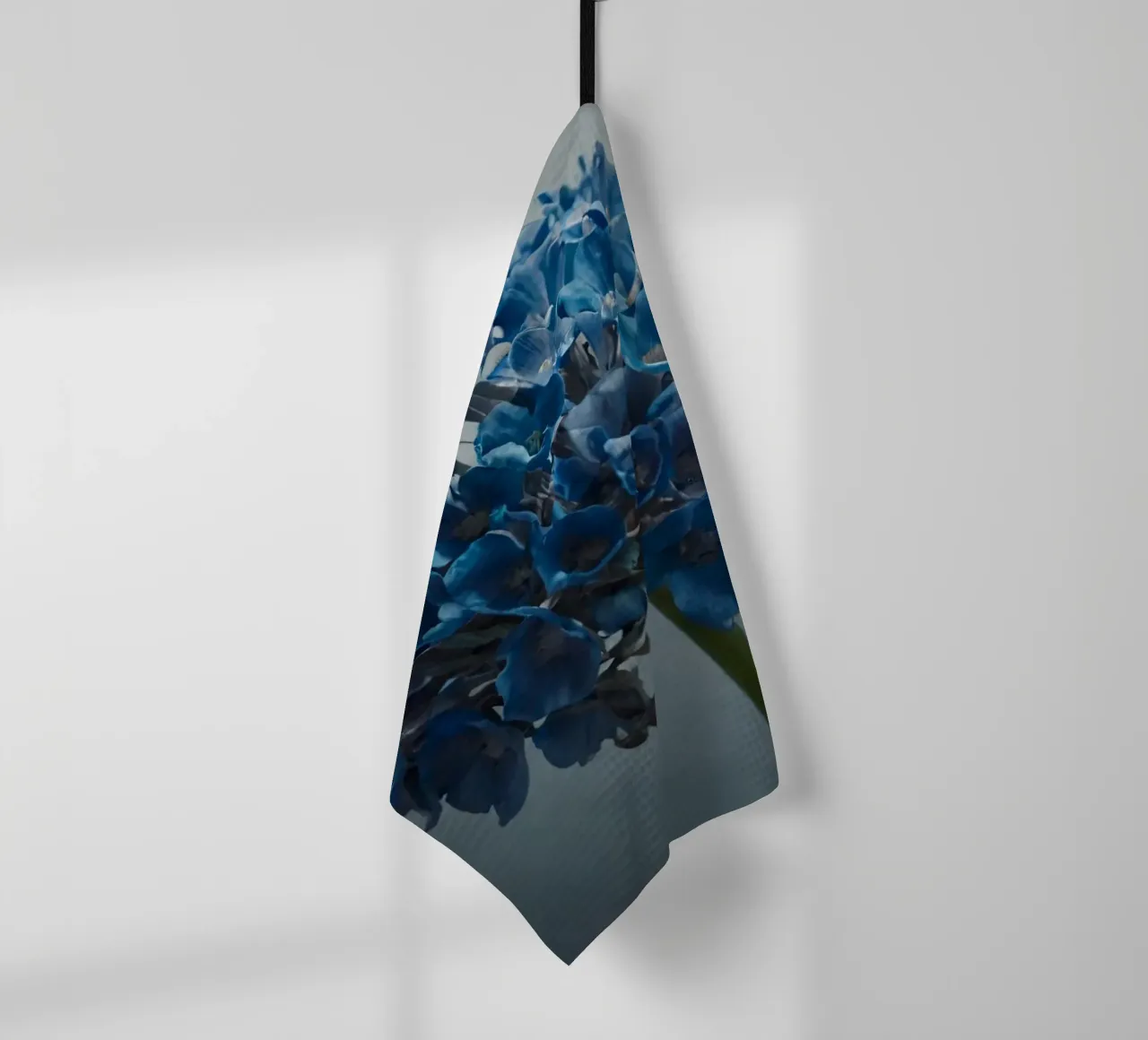 Hortensia bleu vif fleurissant sur un fond texturé torchon de DesignDoodle