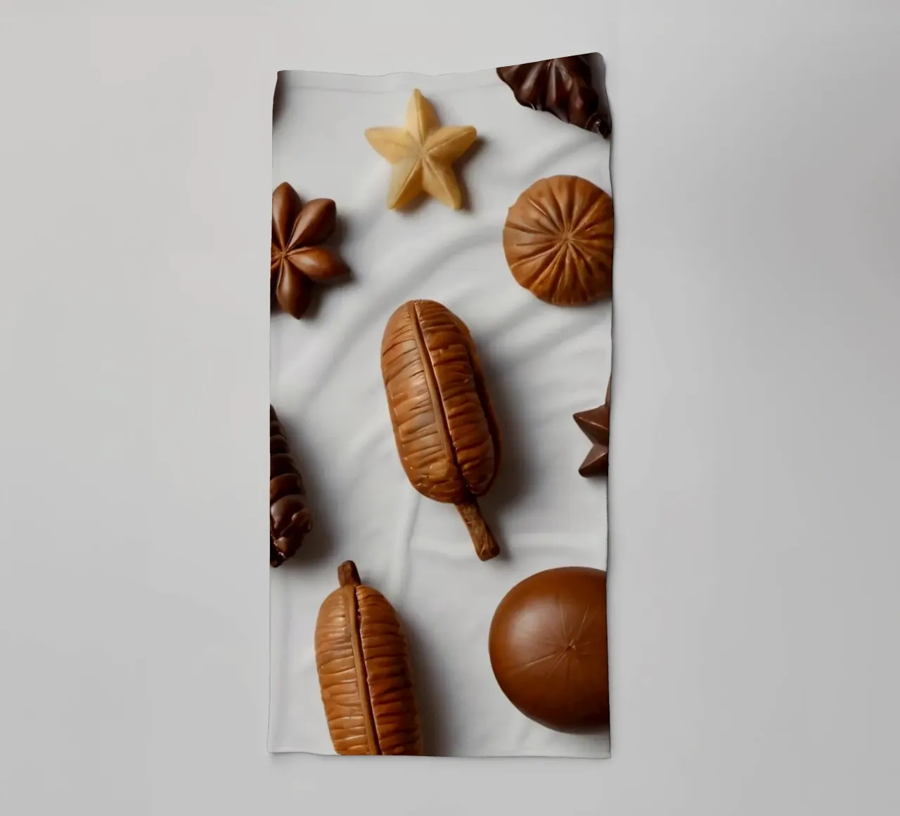 Sortiment sortierter Pralinen auf hellem Hintergrund Handtuch von DesignDoodle
