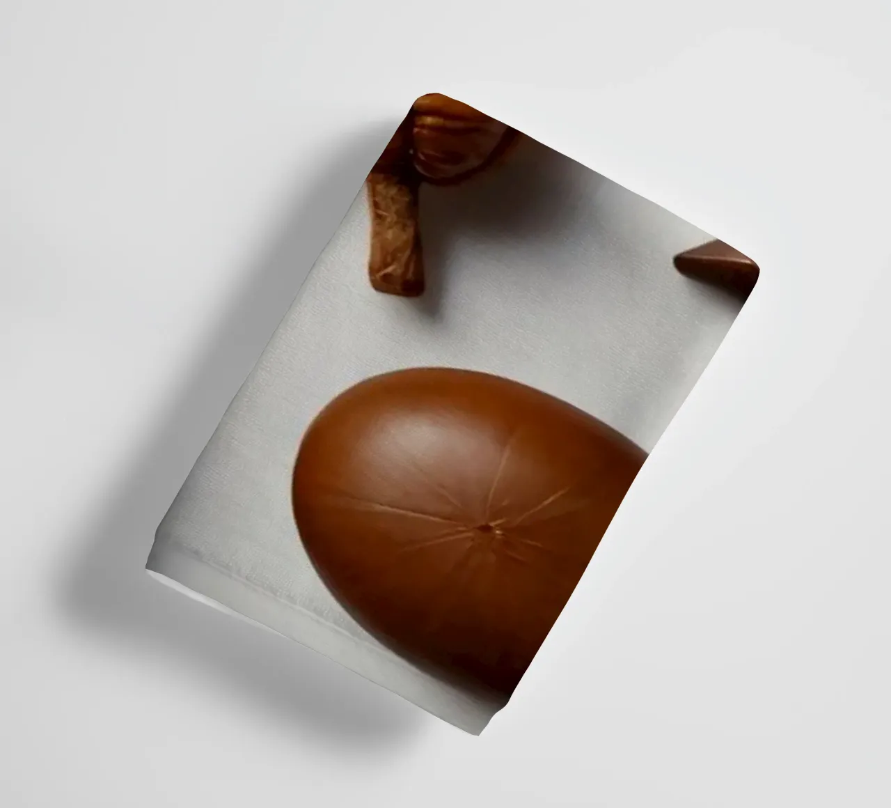 Sortiment sortierter Pralinen auf hellem Hintergrund Handtuch von DesignDoodle