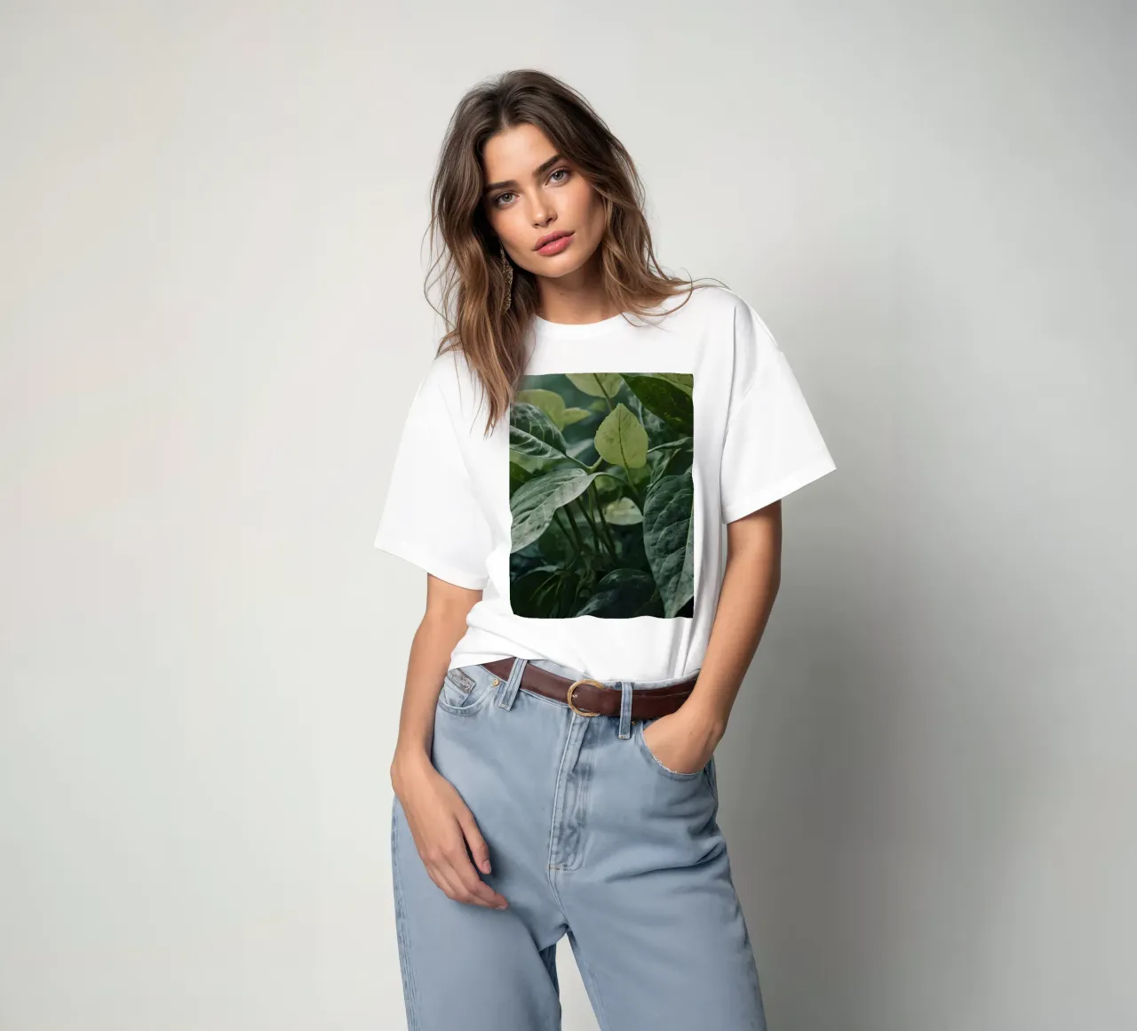 Foglie verdi e lussureggianti con texture diverse in un ambiente naturale e tranquillo. t-shirt da DesignDoodle