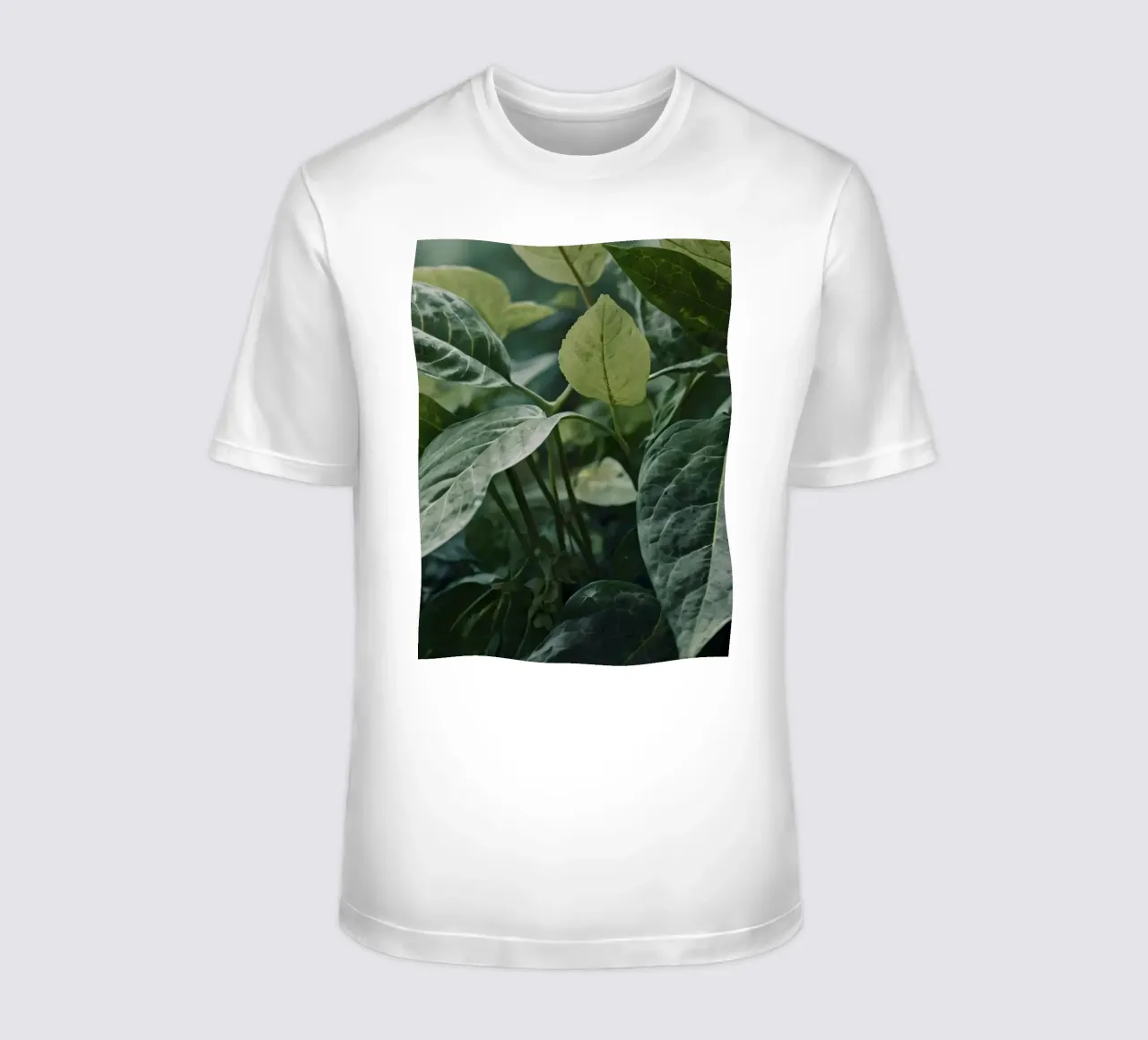 Foglie verdi e lussureggianti con texture diverse in un ambiente naturale e tranquillo. t-shirt da DesignDoodle